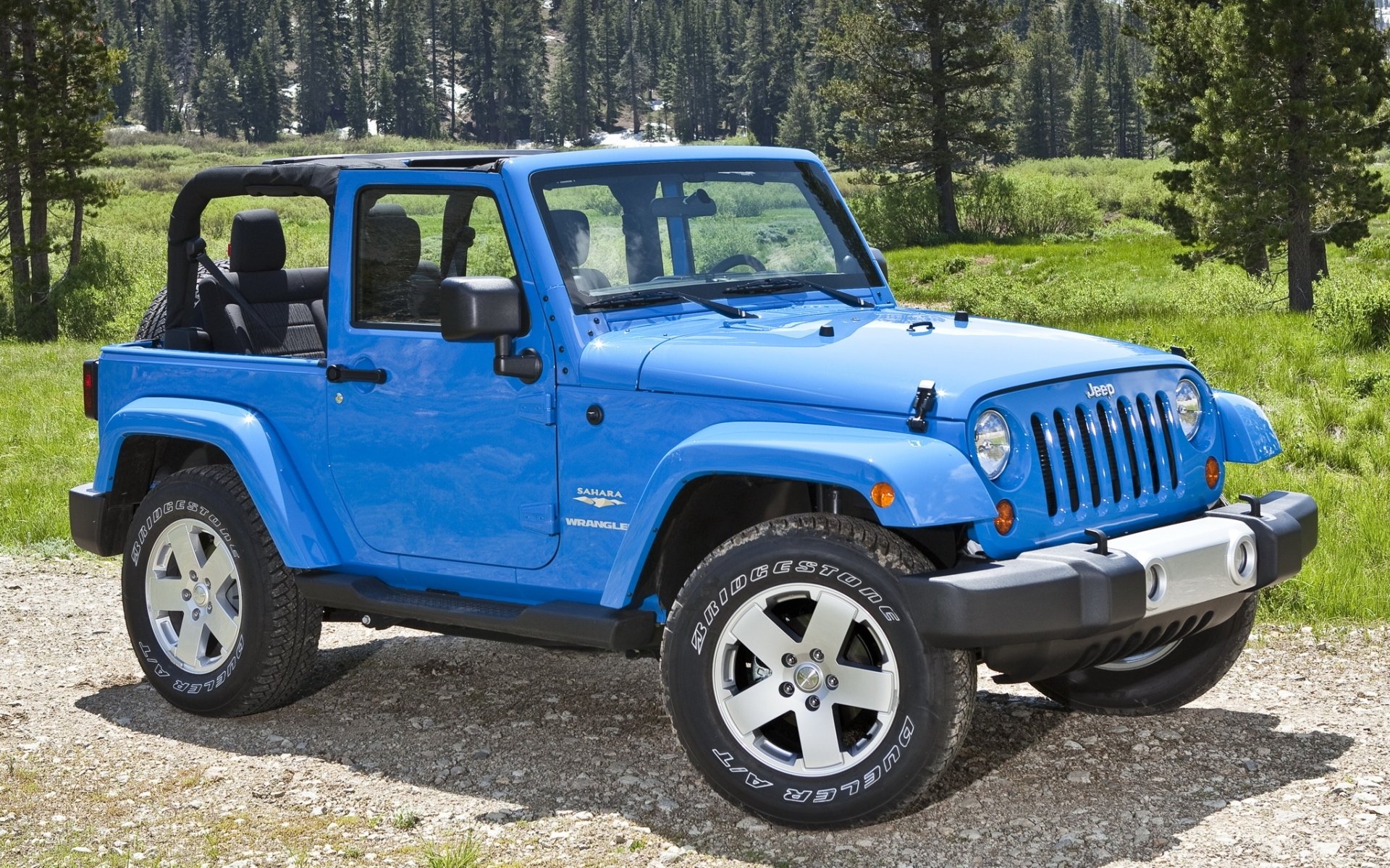 jeep wrangler nieograniczony sahara rengler nieograniczony sahara suv niebieski przód las