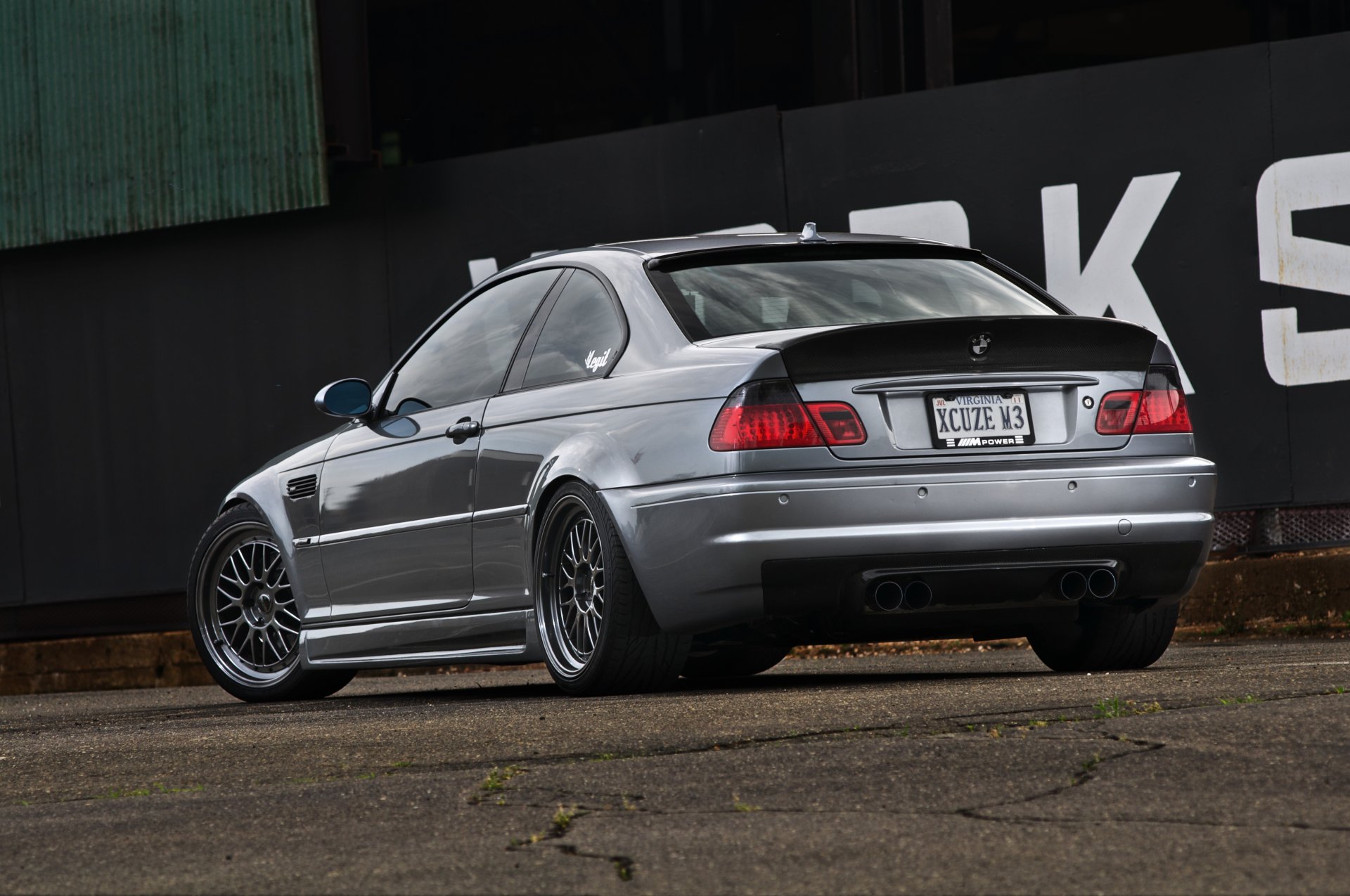 bmw m3 e46 silber bmw silber coupe rückansicht wand schriftzug