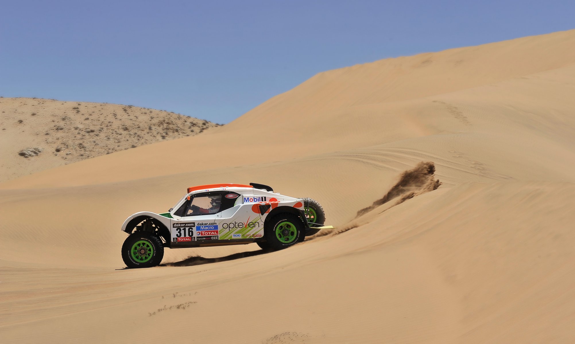 buggy auto dakar rallye seitenansicht sand wüste rennen auto sport tag