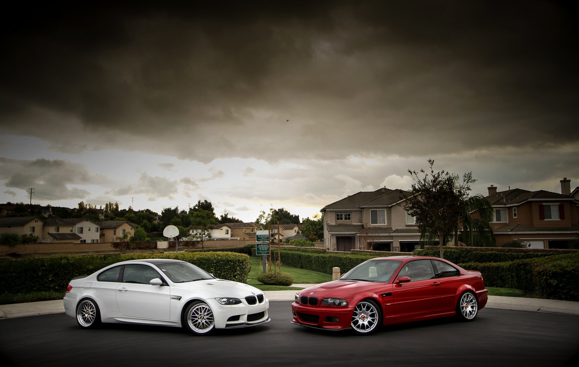 bmw m3 e46 e92 rouge blanc bmw rouge vue latérale jantes bbs maison arbuste ciel nuages