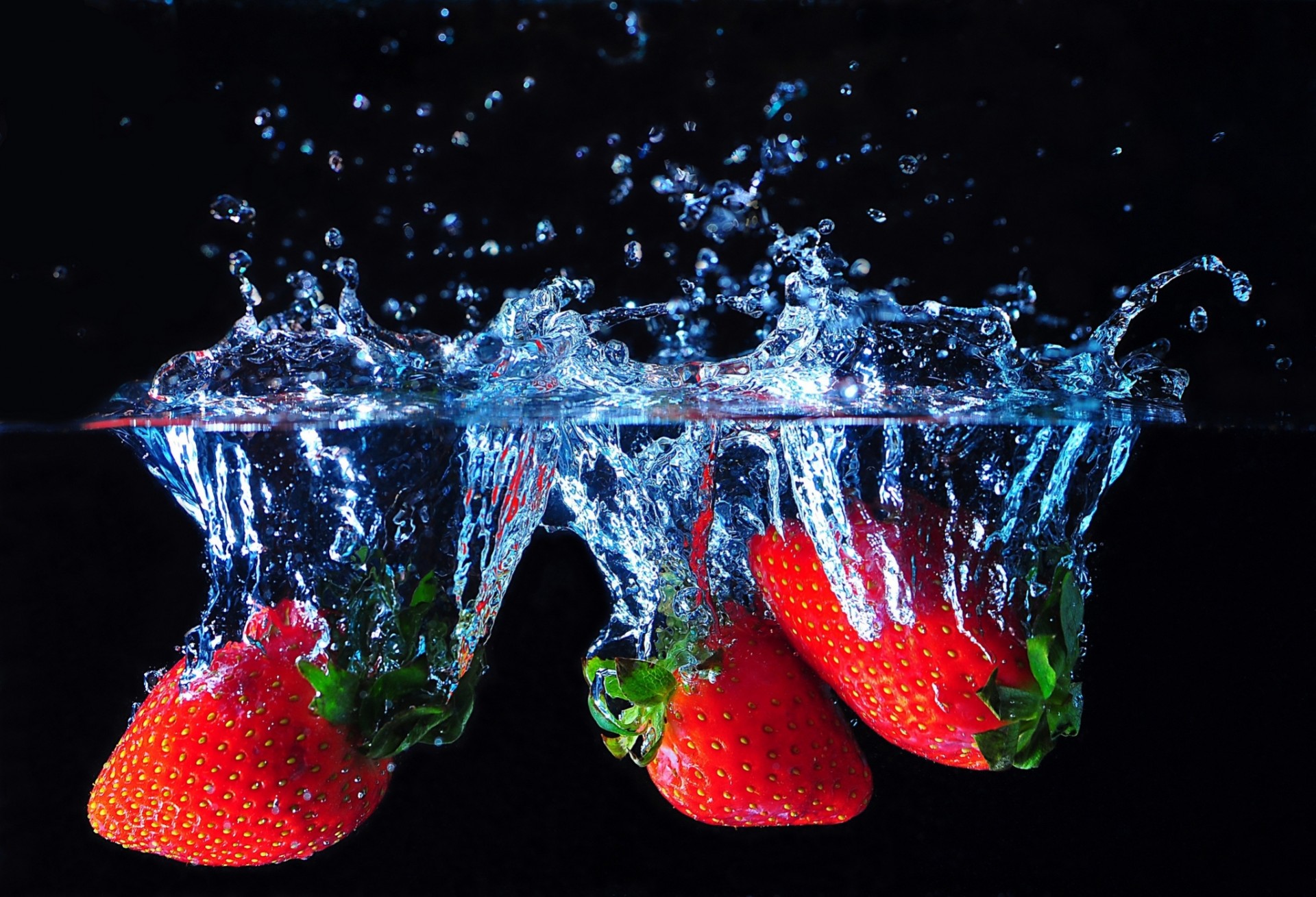 macro bacche fragole acqua