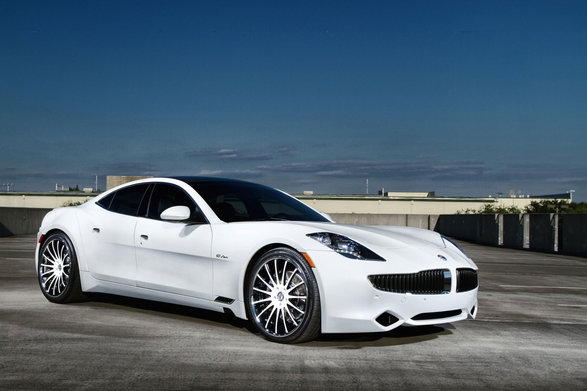 fisker karma biały parking niebo fisker chmury