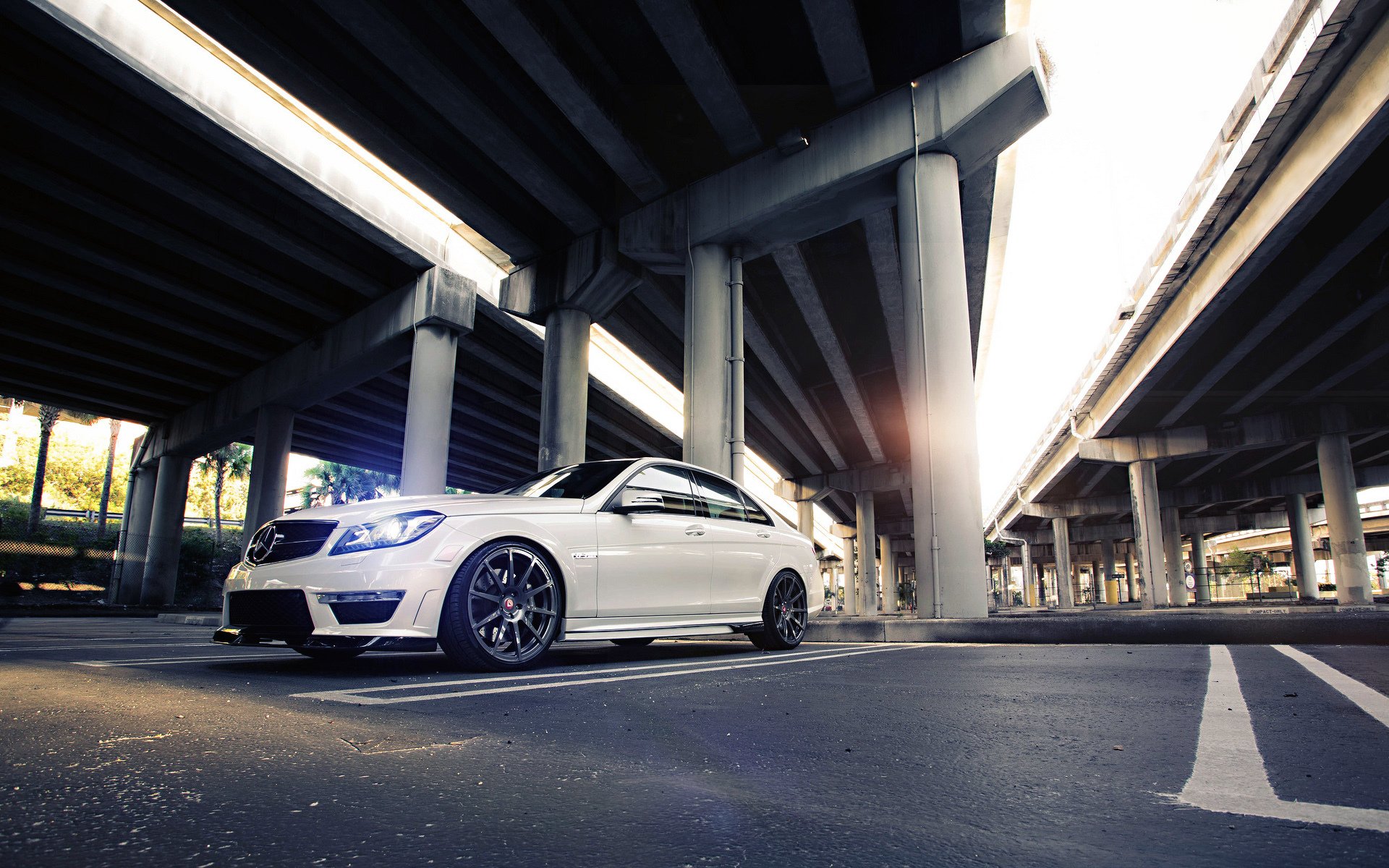 mercedes mercedes-benz berline c63 amg tuning puissance blanc roues rue route pont