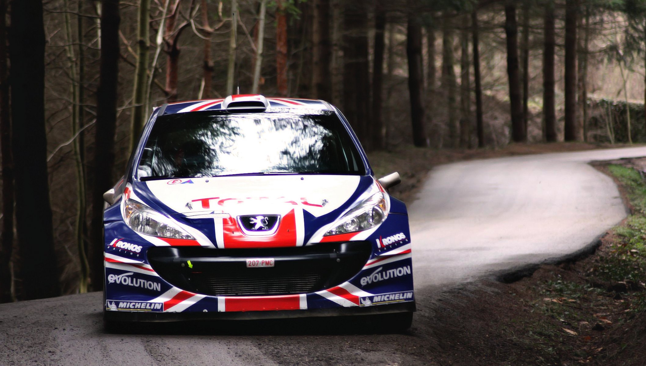 peugeot samochód wrc zlot rajd peugeot wyścig auto przód logo sport reflektory kaptur