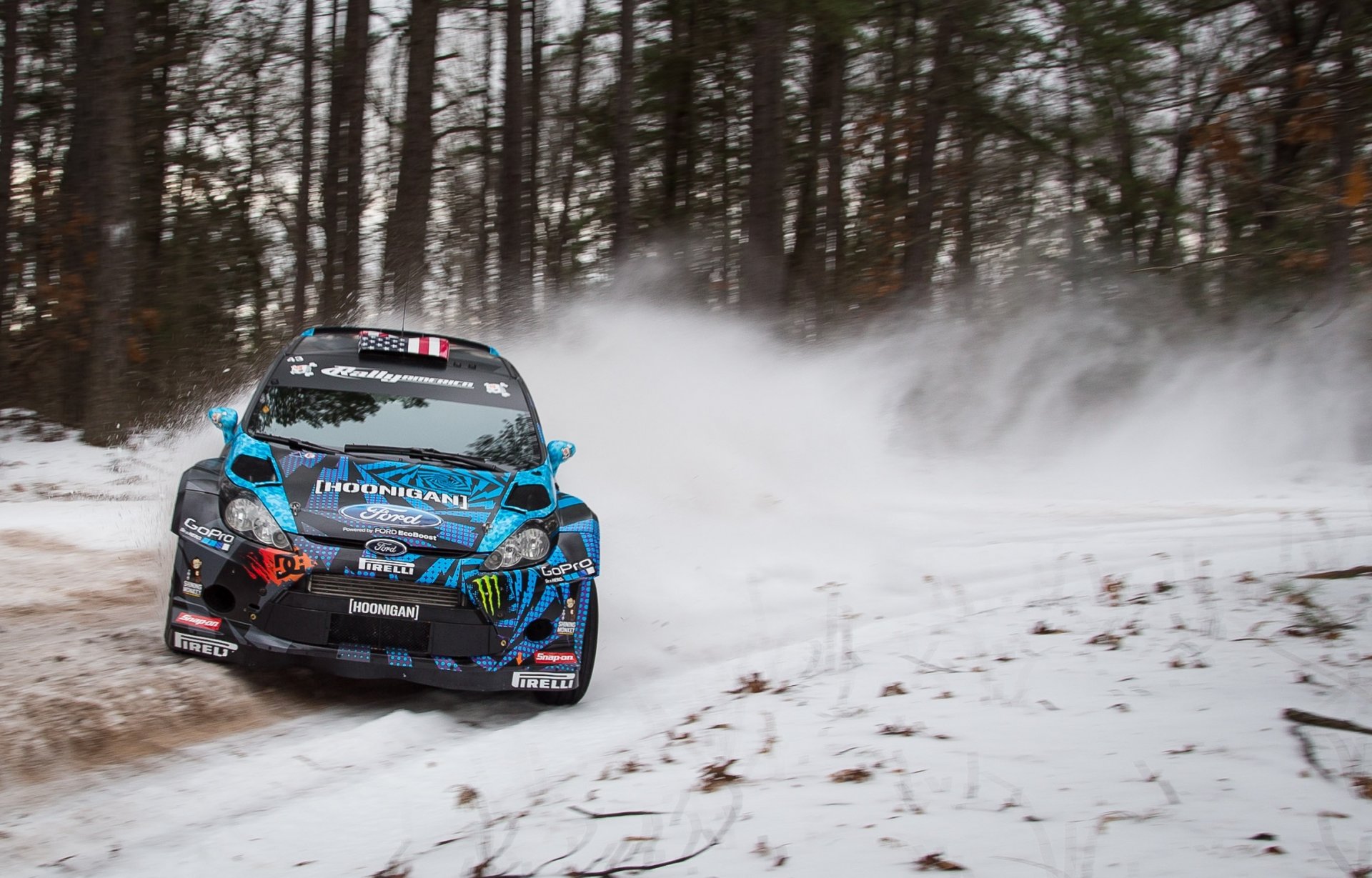 ford fiesta rally wrc inverno neve girare skid alberi