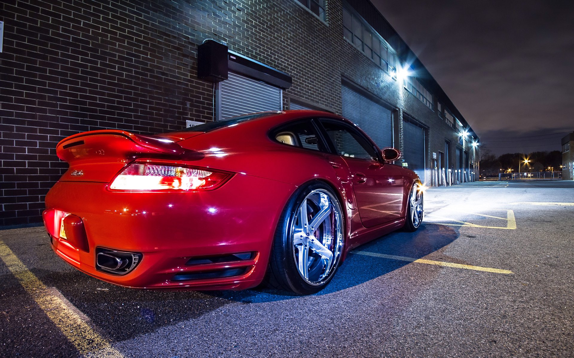 porsche 911 turbo tuning rojo llantas ruedas noche luces resplandor garaje