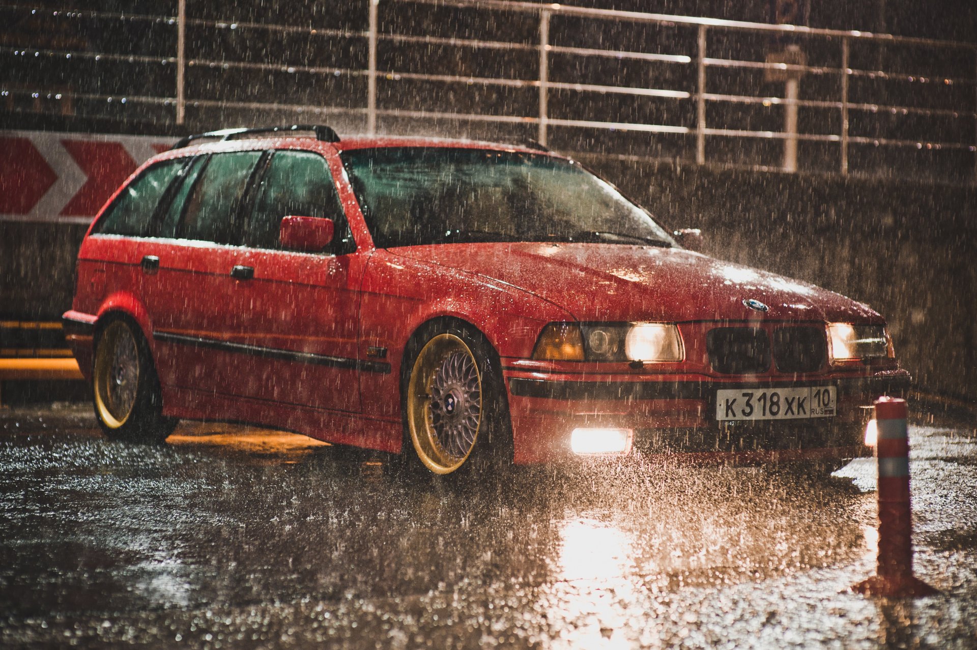 bmw e36 turismo rojo bbs lluvia