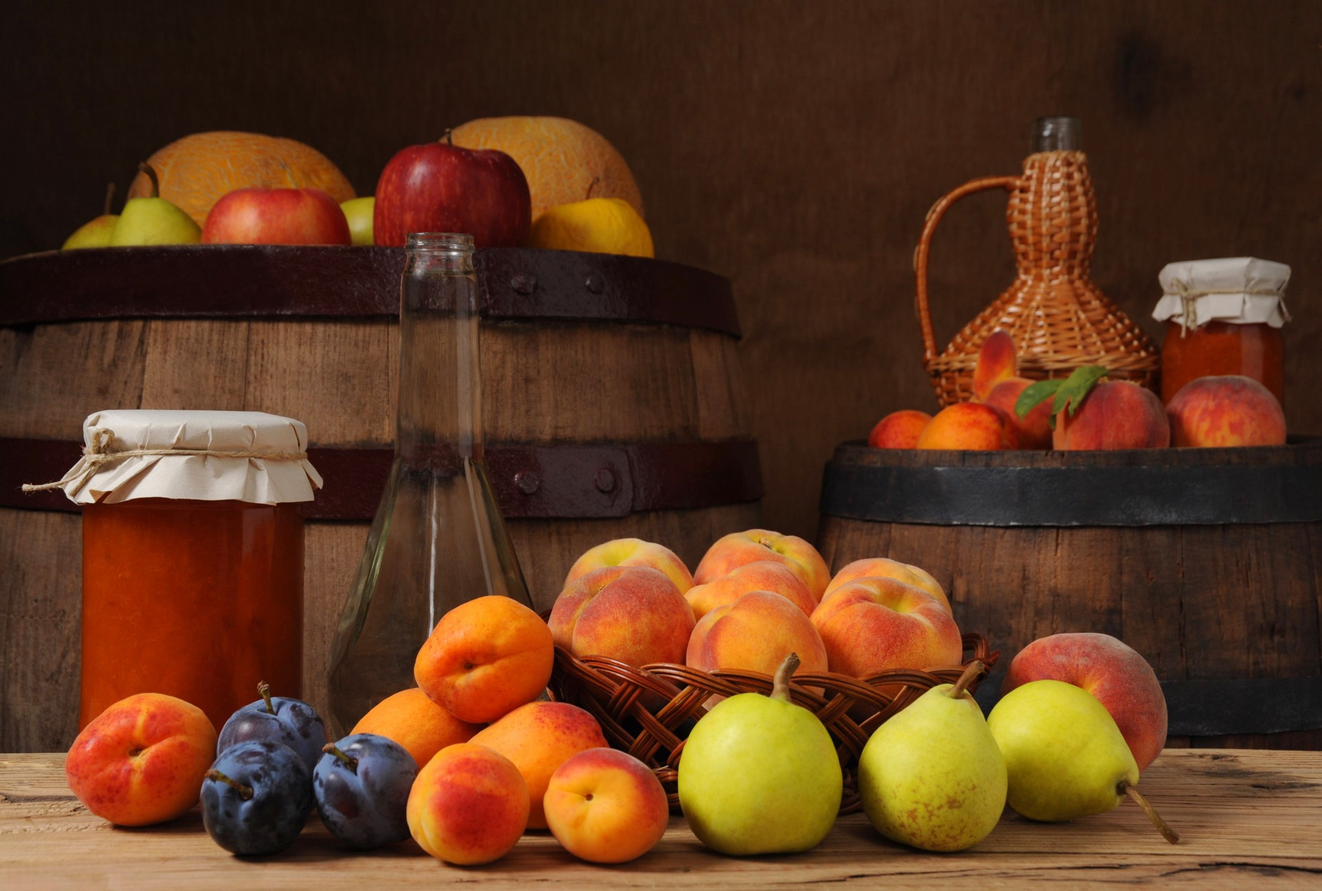 barils fruits poires confiture prunes pêches pommes