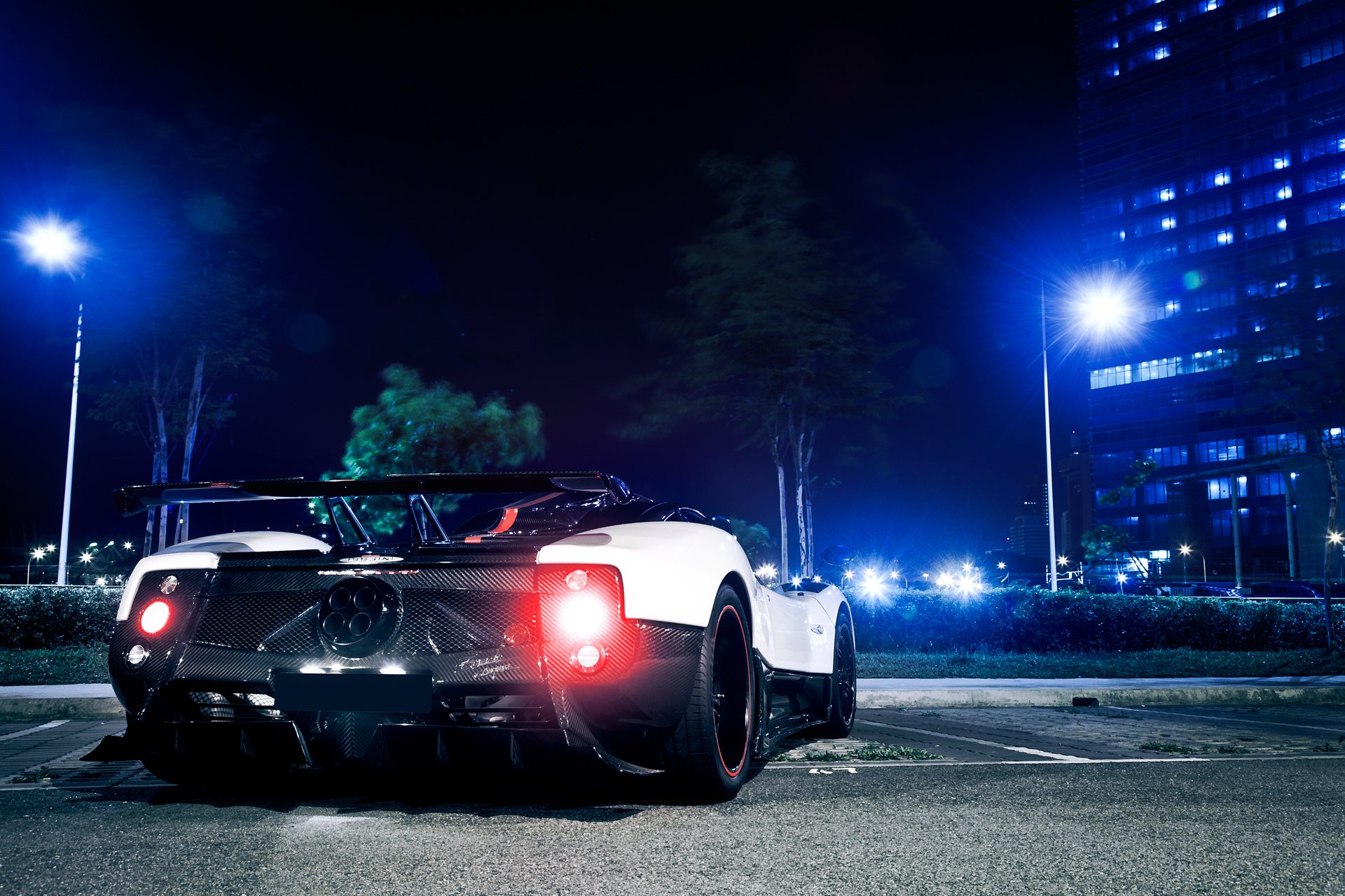 pagani zonda cinque rückseite stadt nacht lichter singapur