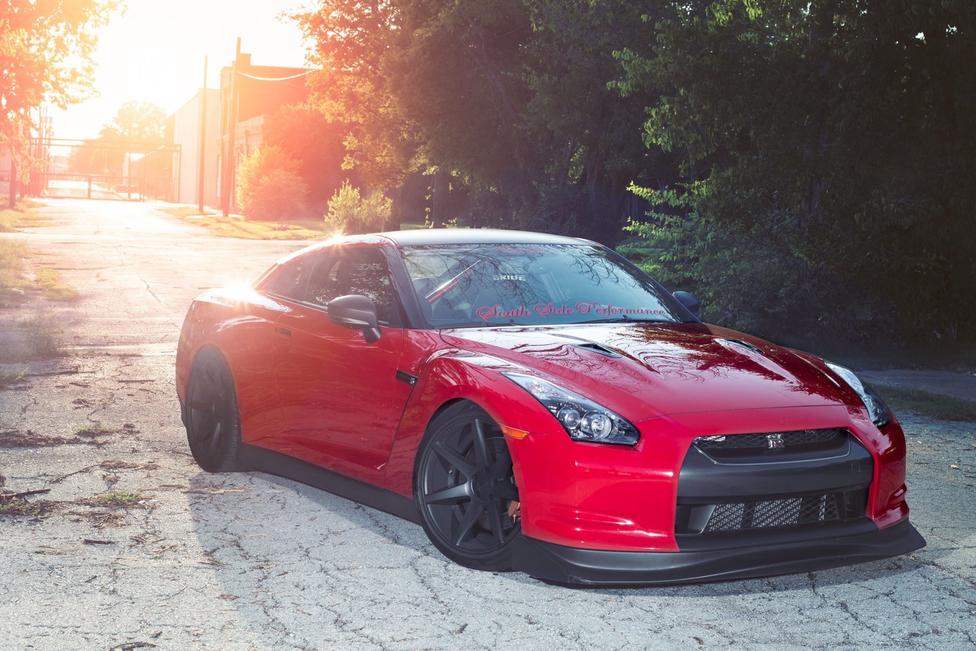 nissan gtr r35 czerwony nissan gtr czerwony wieczór zachód słońca drzewa