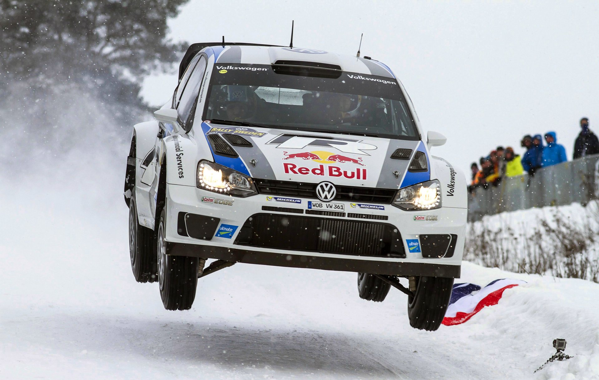 volkswagen polo wrc rally sport auto rally neve inverno bianco toro rosso sébastien ogier julien ingrassia in aria vola persone fari