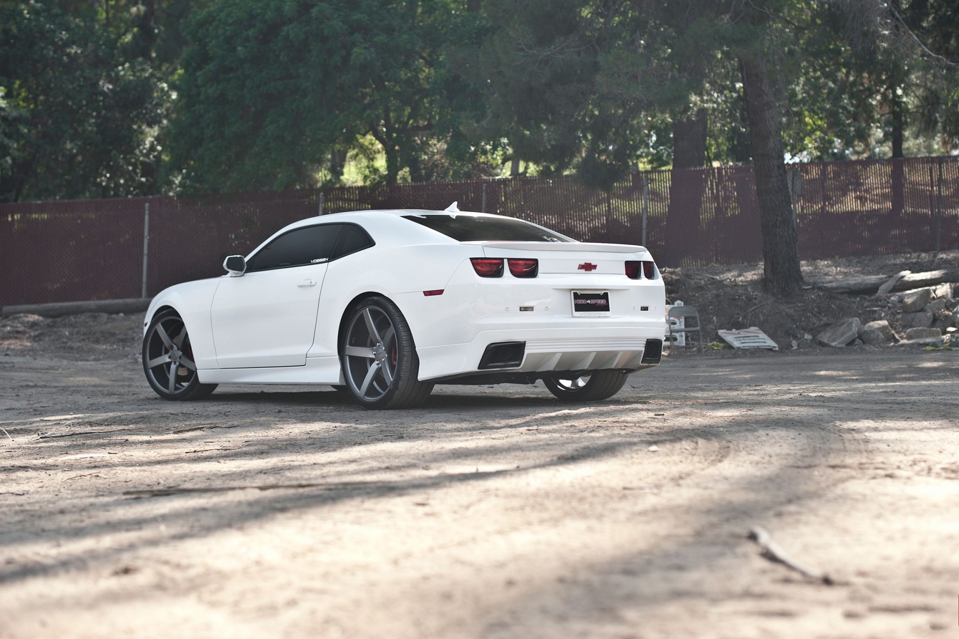 chevrolet camaro blanc roues noir chevrolet camaro jantes garde-corps arbres