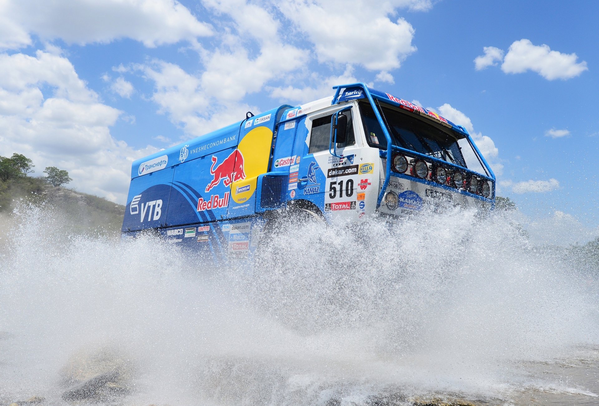 kamaz dakar rajd niebieski czerwony byk woda spray niebo dzień sport rajd