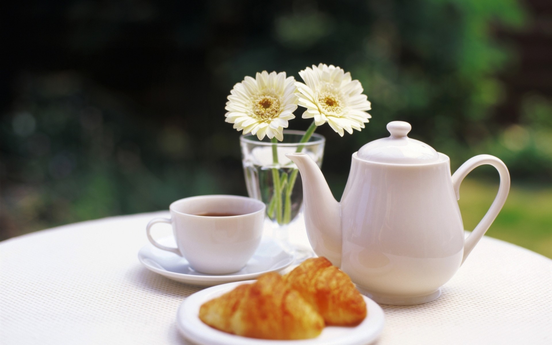 kettle croissant tea service