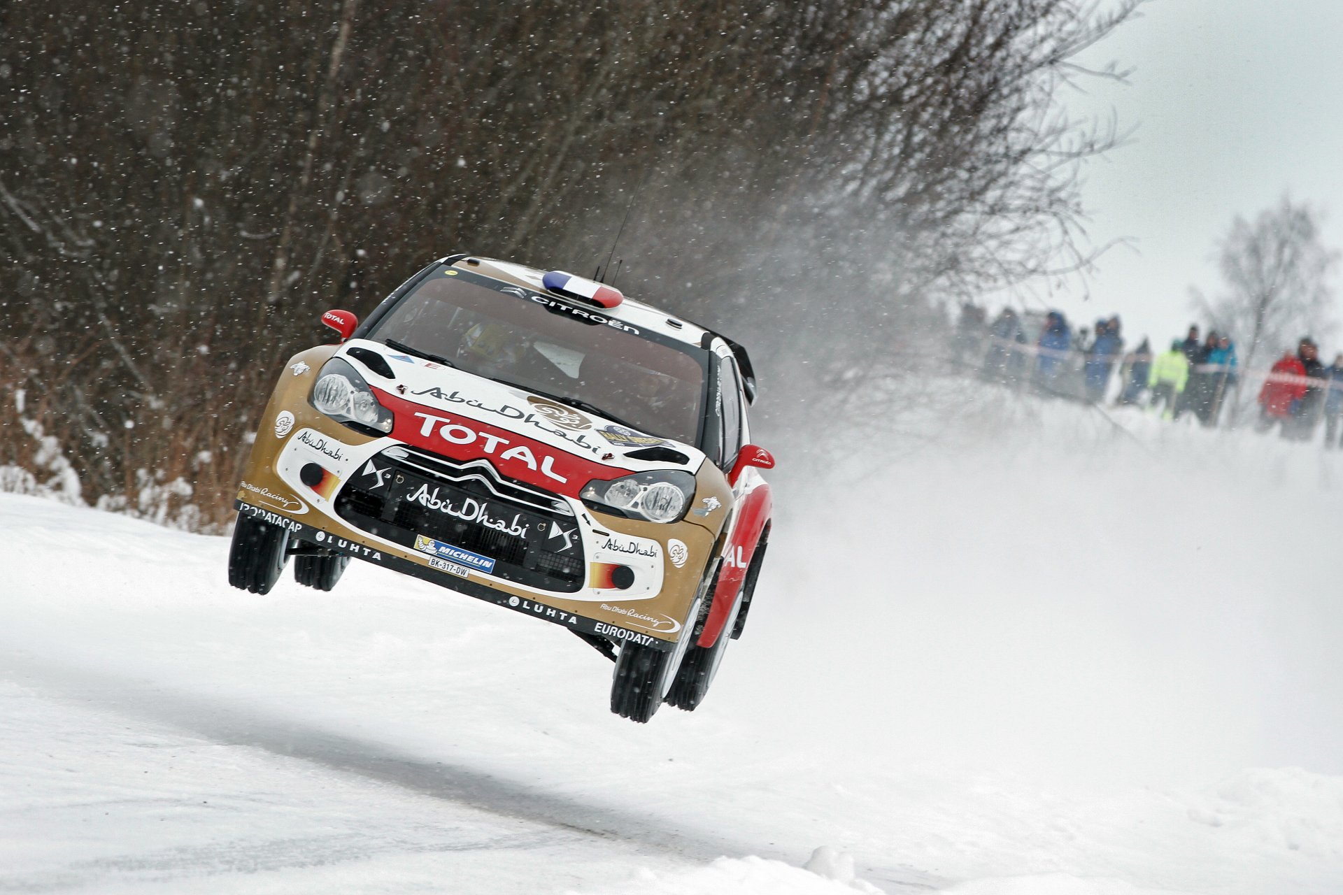 citroen ds3 rallye wkr sebastian loeb daniel elena in der luft front fliegen winter schnee