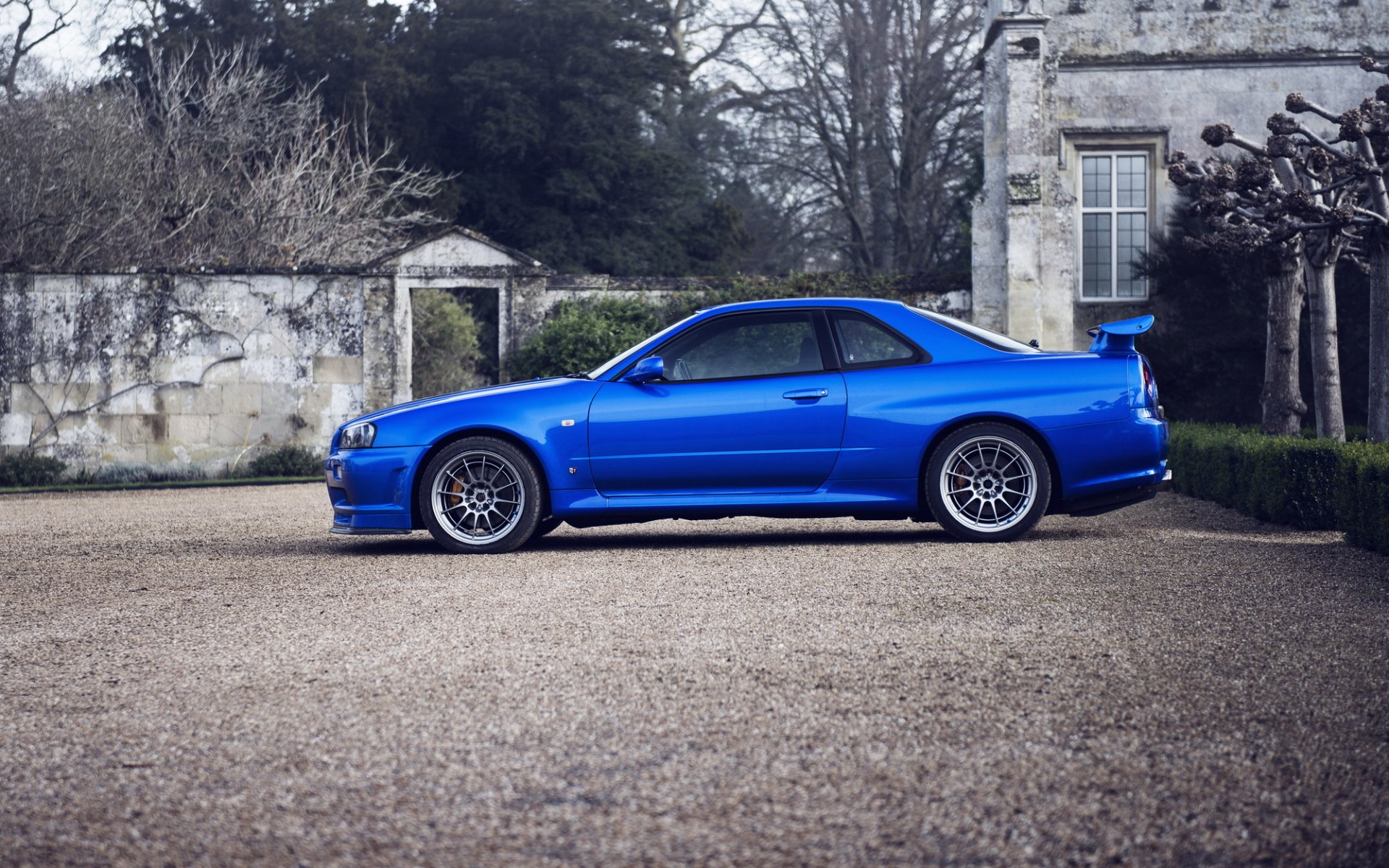 nissan skyline nissan blue on the side