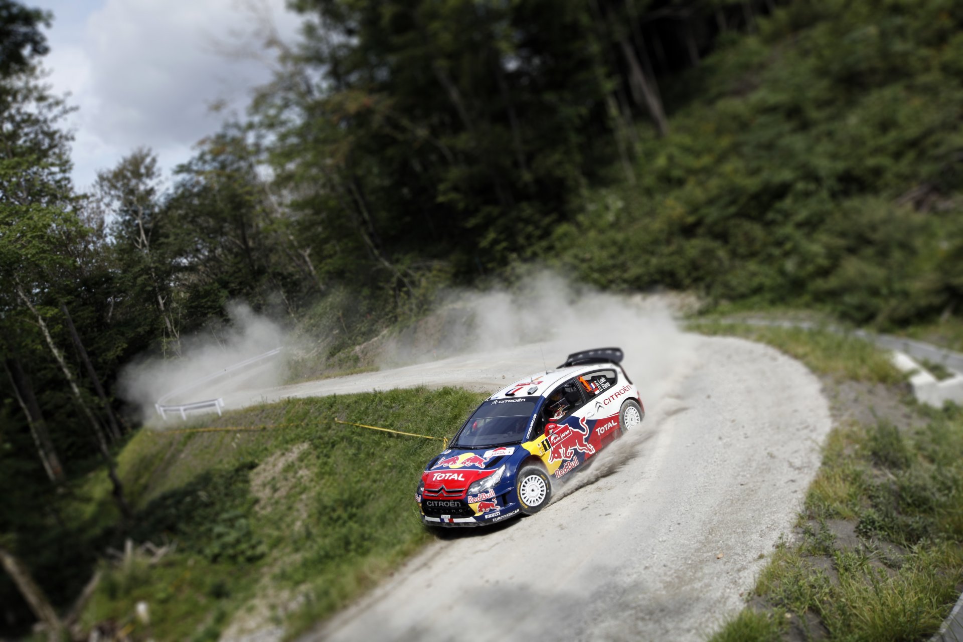 citroen c4 rally wrc tilt-shift sébastien ogier anteriore sfocatura foresta strada girare concorrenza