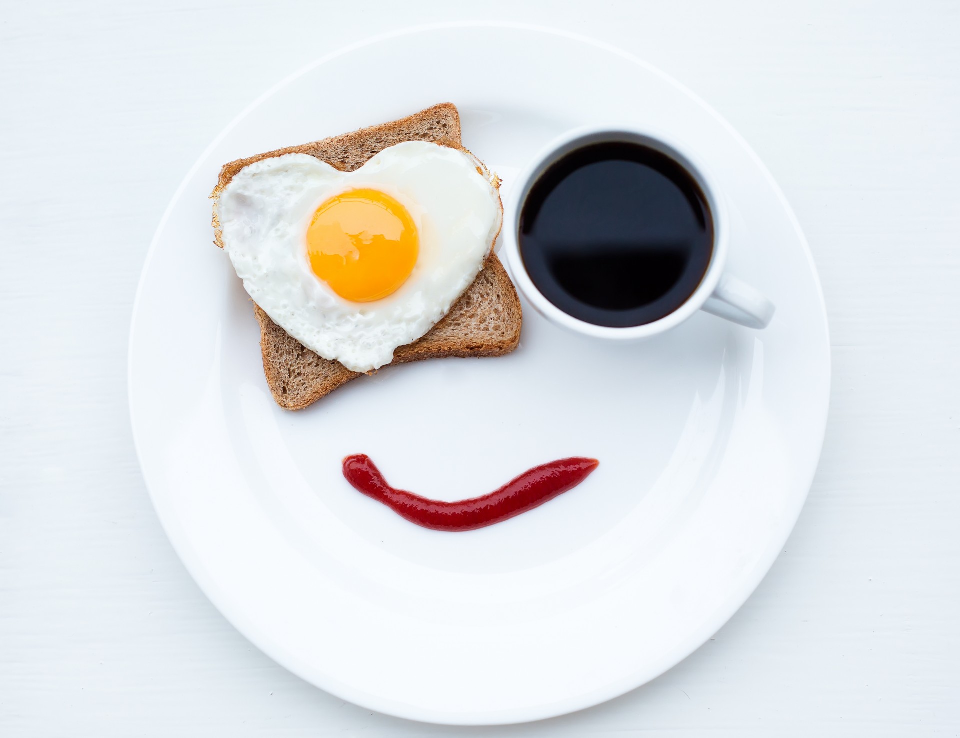 frühstück becher ketchup kaffee essen rührei brot tafel kreativität