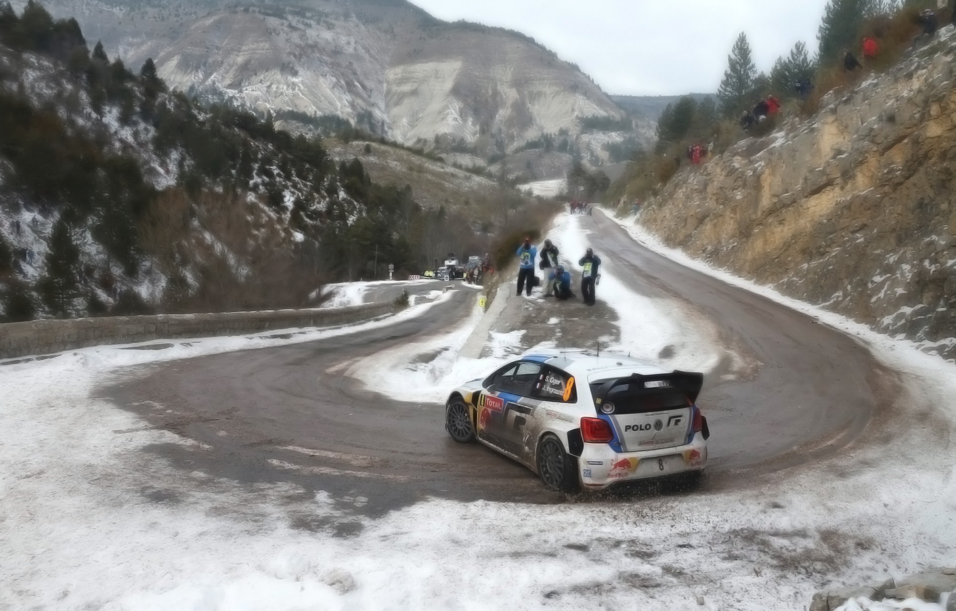 volkswagen polo wrc rally sport auto rally bianco auto toro rosso sébastien ogier julien ingrassia competizione slittamento svolta discesa persone montagne