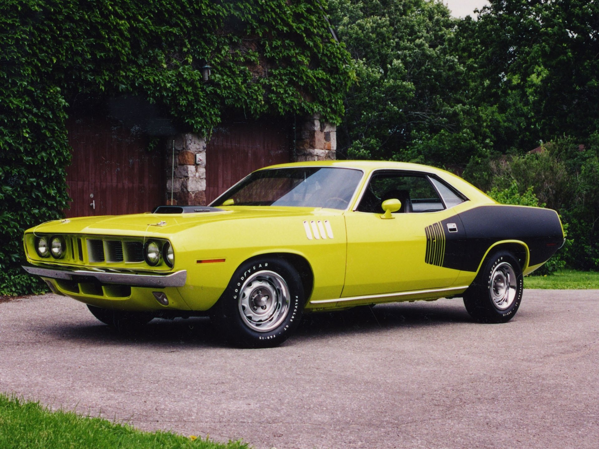 плимут cuda hemi 1971 года желтый черный мышцы автомобиль куда вид сбоку кустарник ограждение ворота