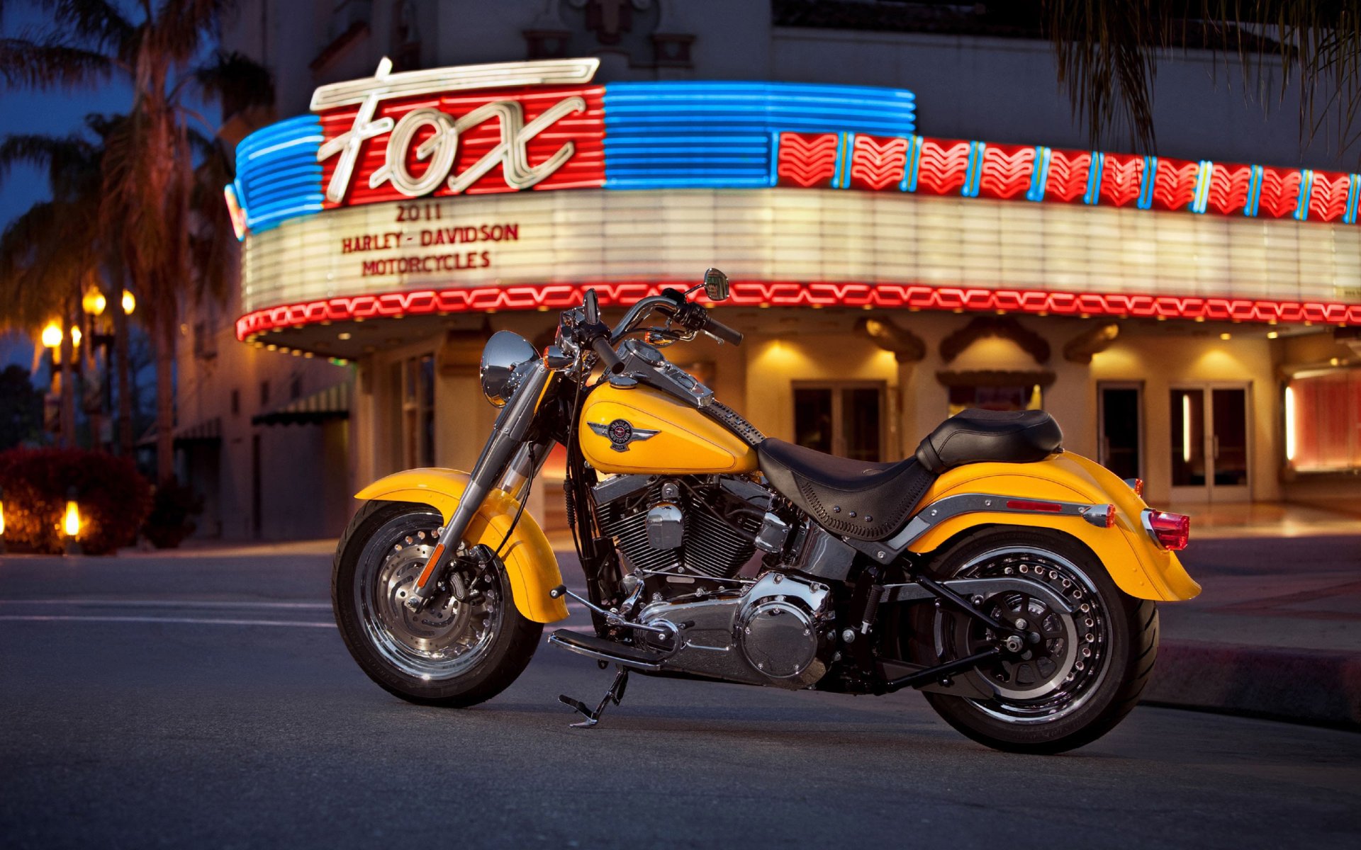 americano harley-davidson moto giallo brillante luci di notte della città