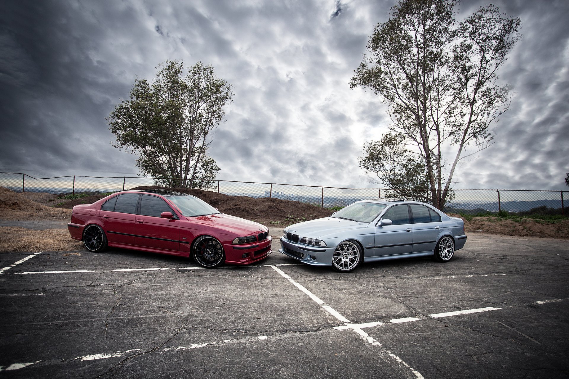 bmw m5 e39 rojo azul bmw cian rojo vista lateral cielo nubes árboles