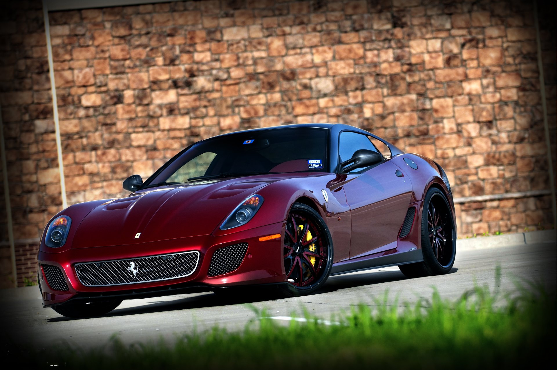 ferrari 599 gto rouge mur ferrari 599 gto vue de face herbe