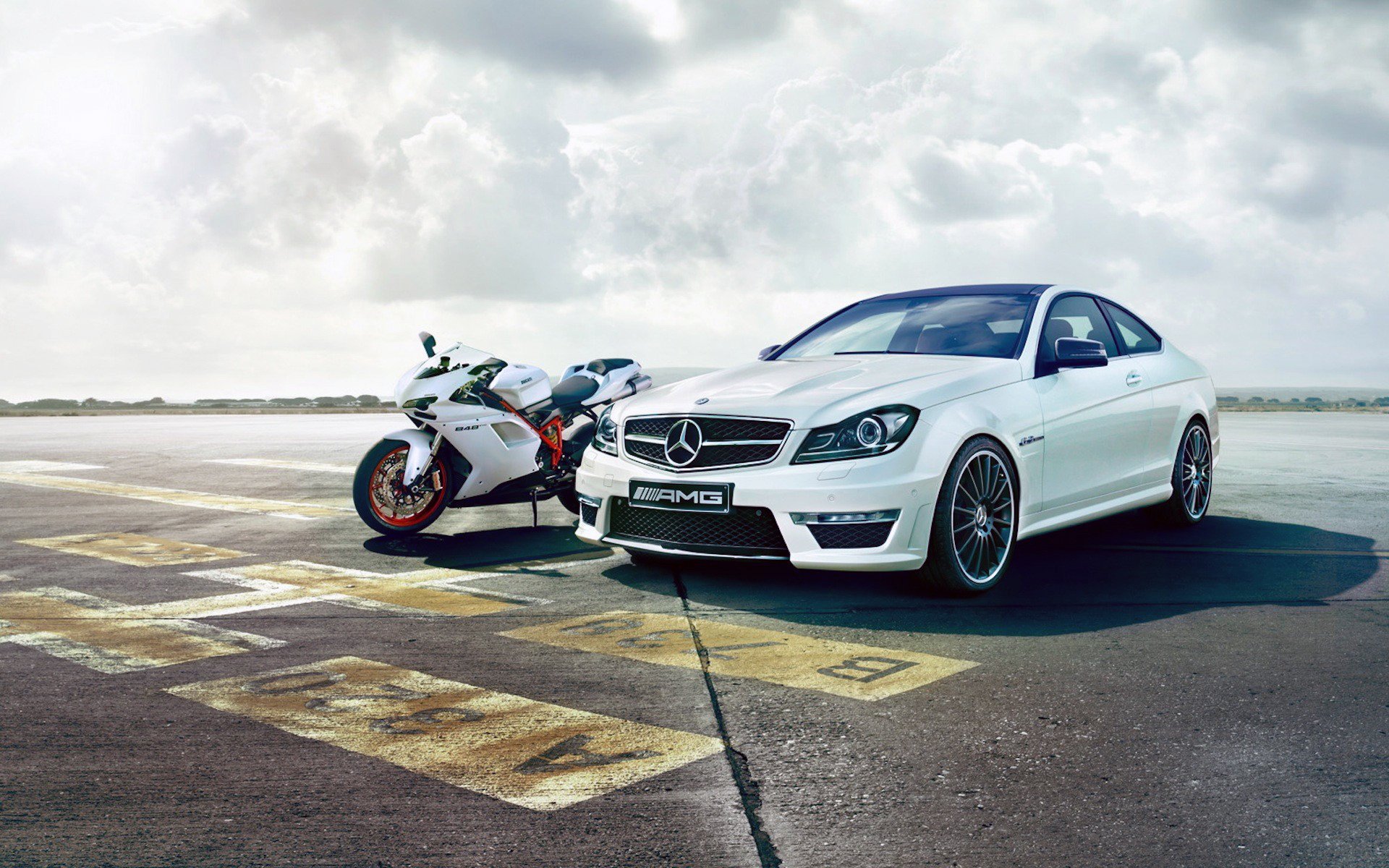 mercedes c63 amg ducati 848 sportbike motocykl mercedes ducati