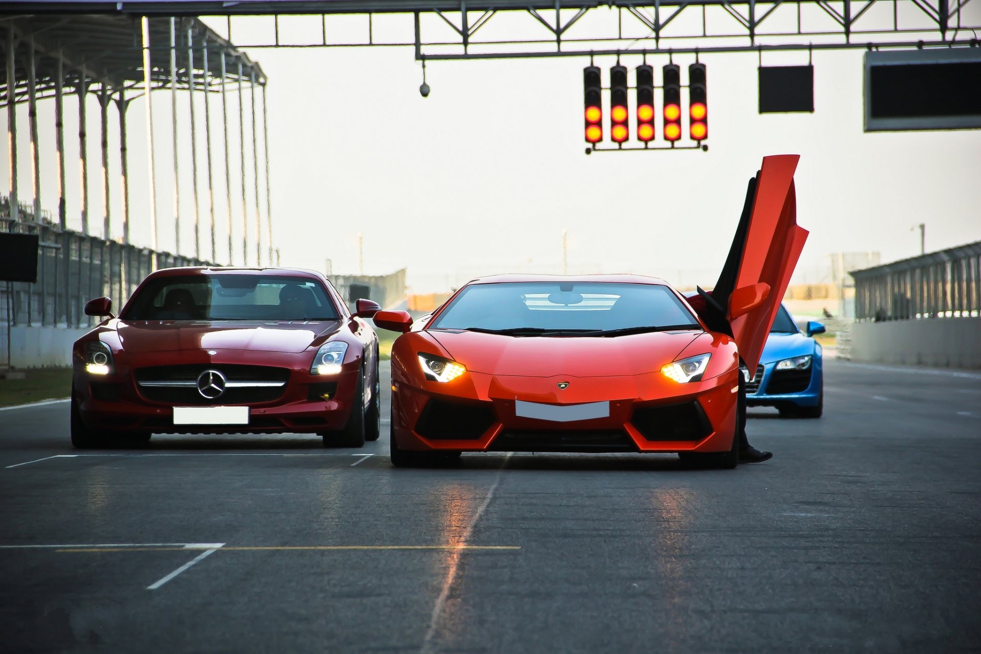 lamborghini aventador lp700-4 pomarańczowy mercedes-benz sls amg czerwony audi r8 niebieski lamborghini aventador mercedes benz czerwony audi r8 niebieski autodrom światło reflektorów sygnalizacja świetlna