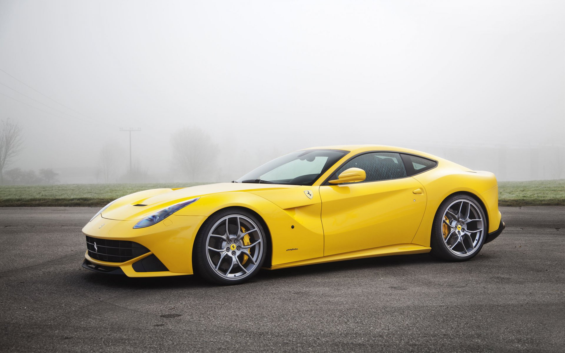 ferrari f12 berlinetta amarillo niebla coche asfalto