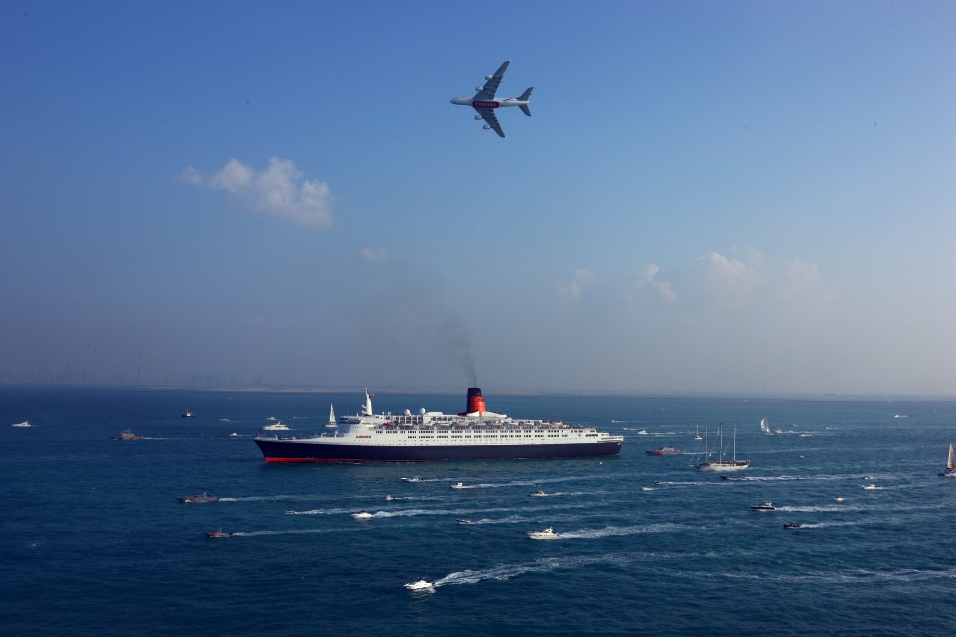 queen elizabeth emirates airlines airbus a380 avión avión de pasajeros barcos marina mar mucho seguridad militar forro buque día pasajero vista lateral cielo