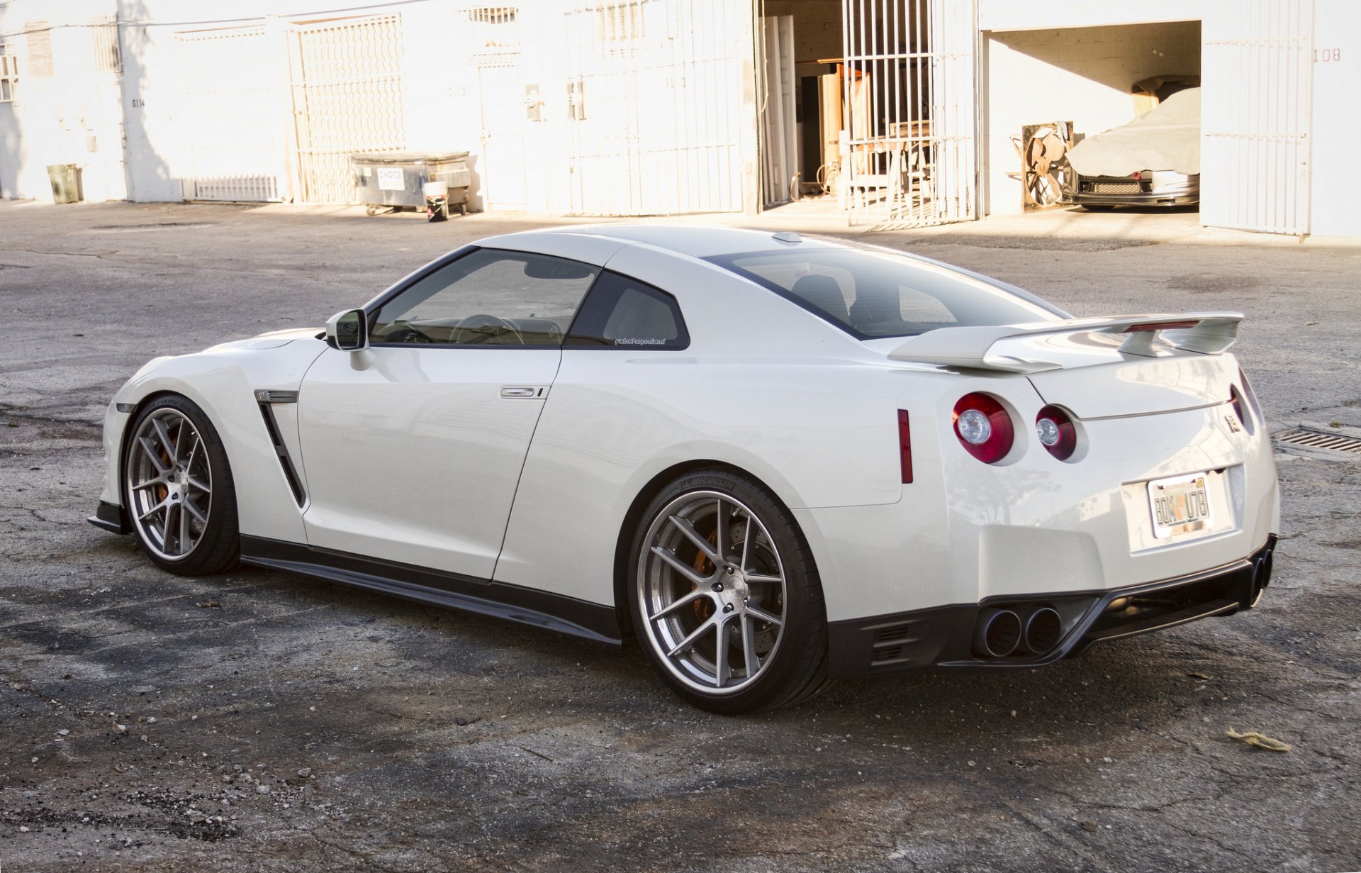 nissan gtr r35 blanco nissan gtr vista trasera garajes puertas