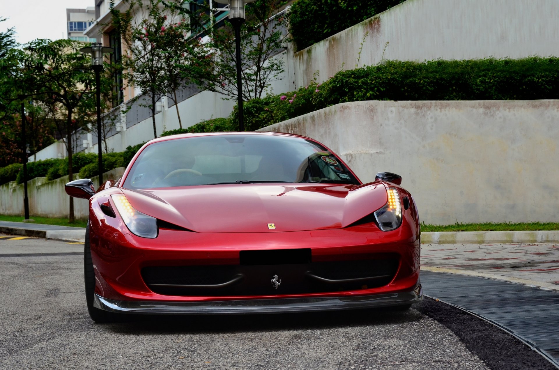 ferrari 458 italia czerwone tuning ferrari włochy przód czerwony ulica droga drzewa