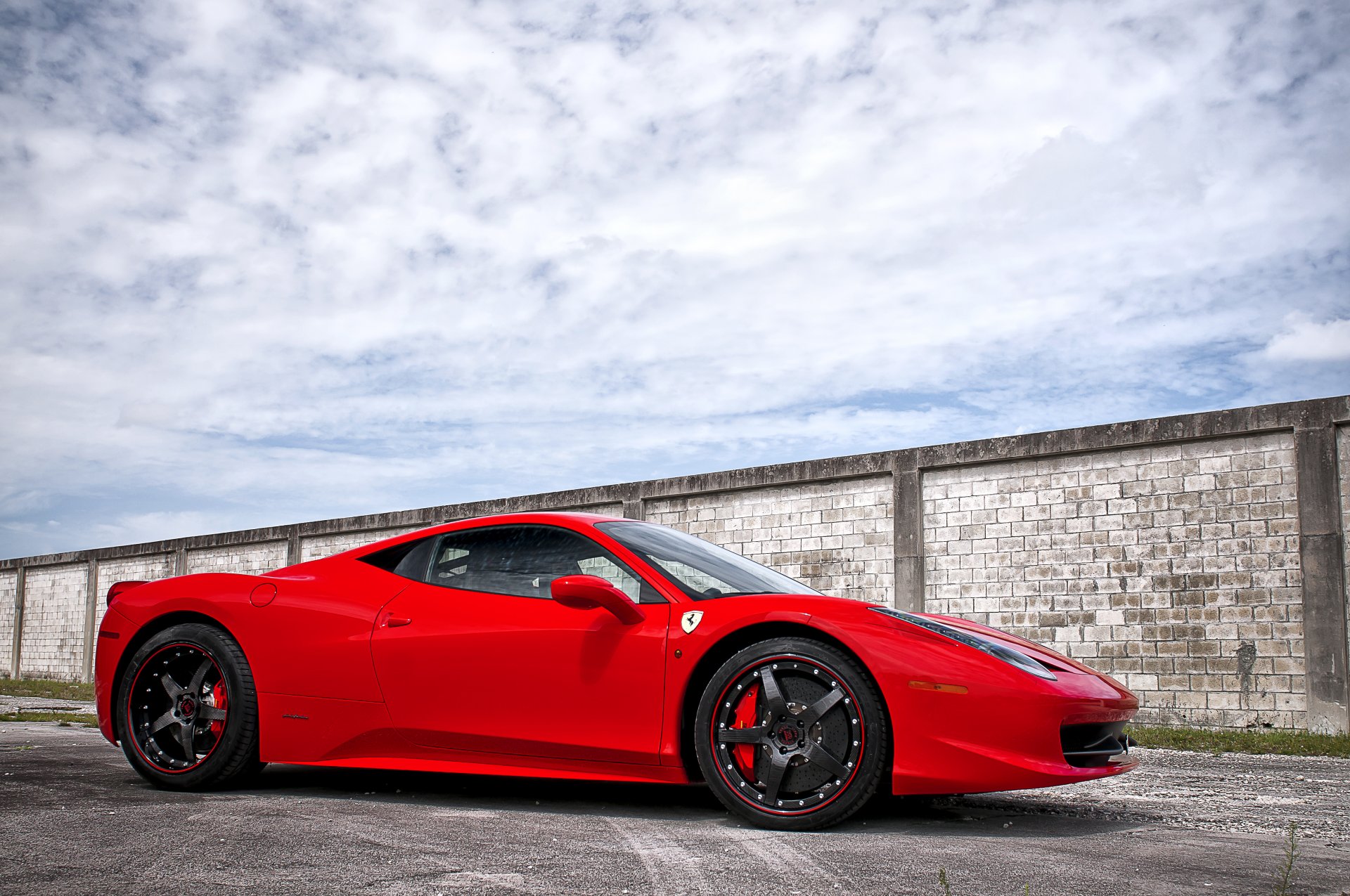 ferrari 458 italia rosso ruote ferrari italia rosso cielo nuvole ombra asfalto strisce