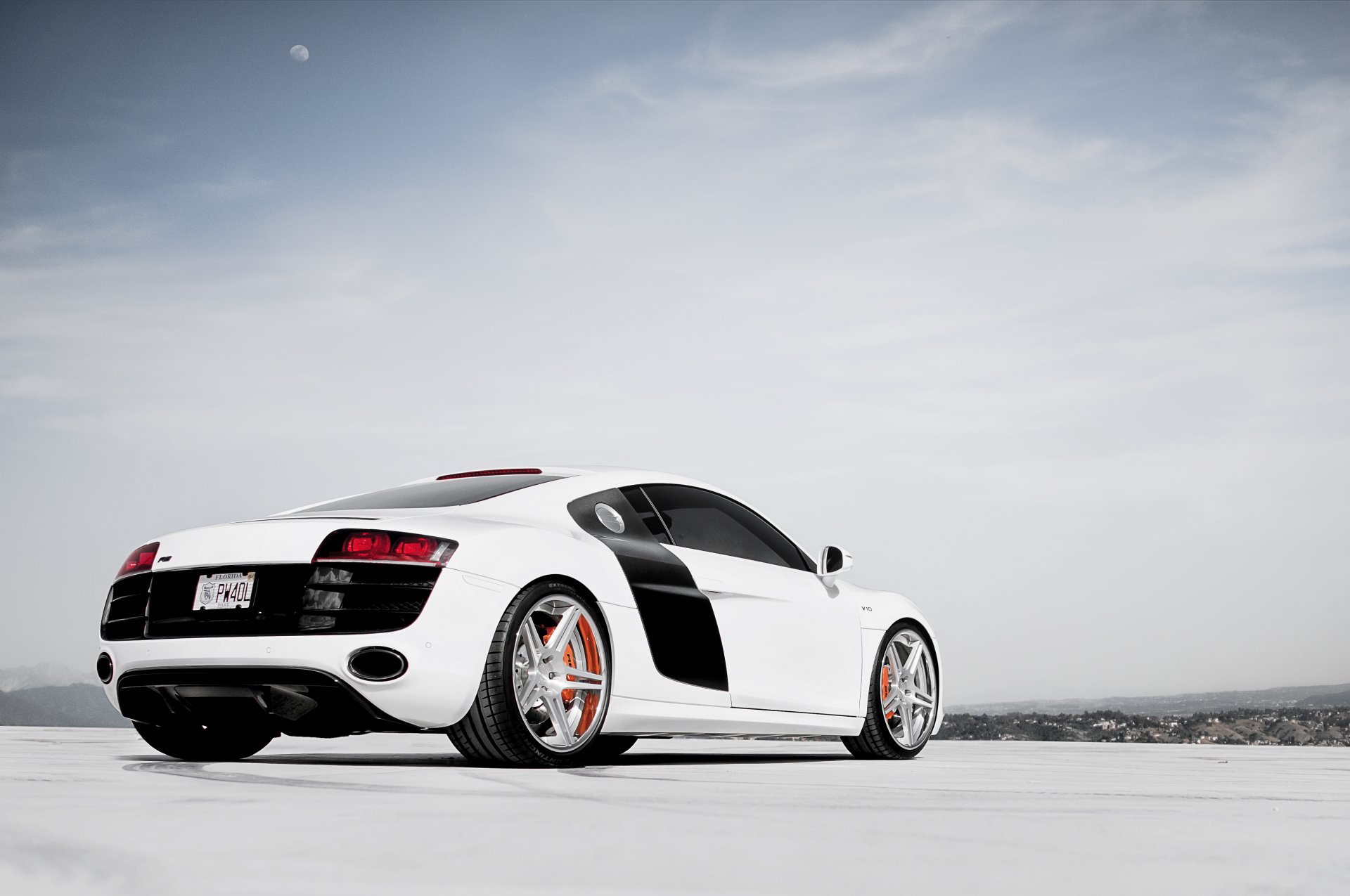 audi r8 biały audi niebo chmury