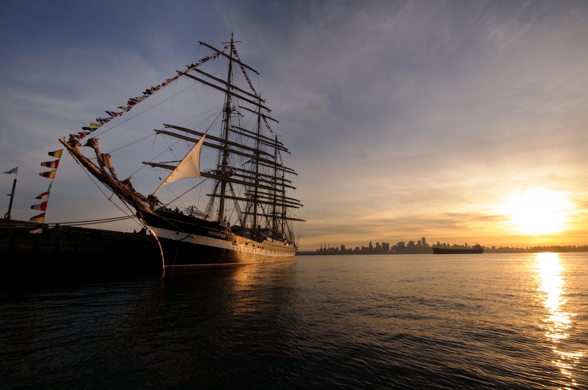 crusenstern bark segelschiff schiff sonnenuntergang liegeplatz nase mast stadt