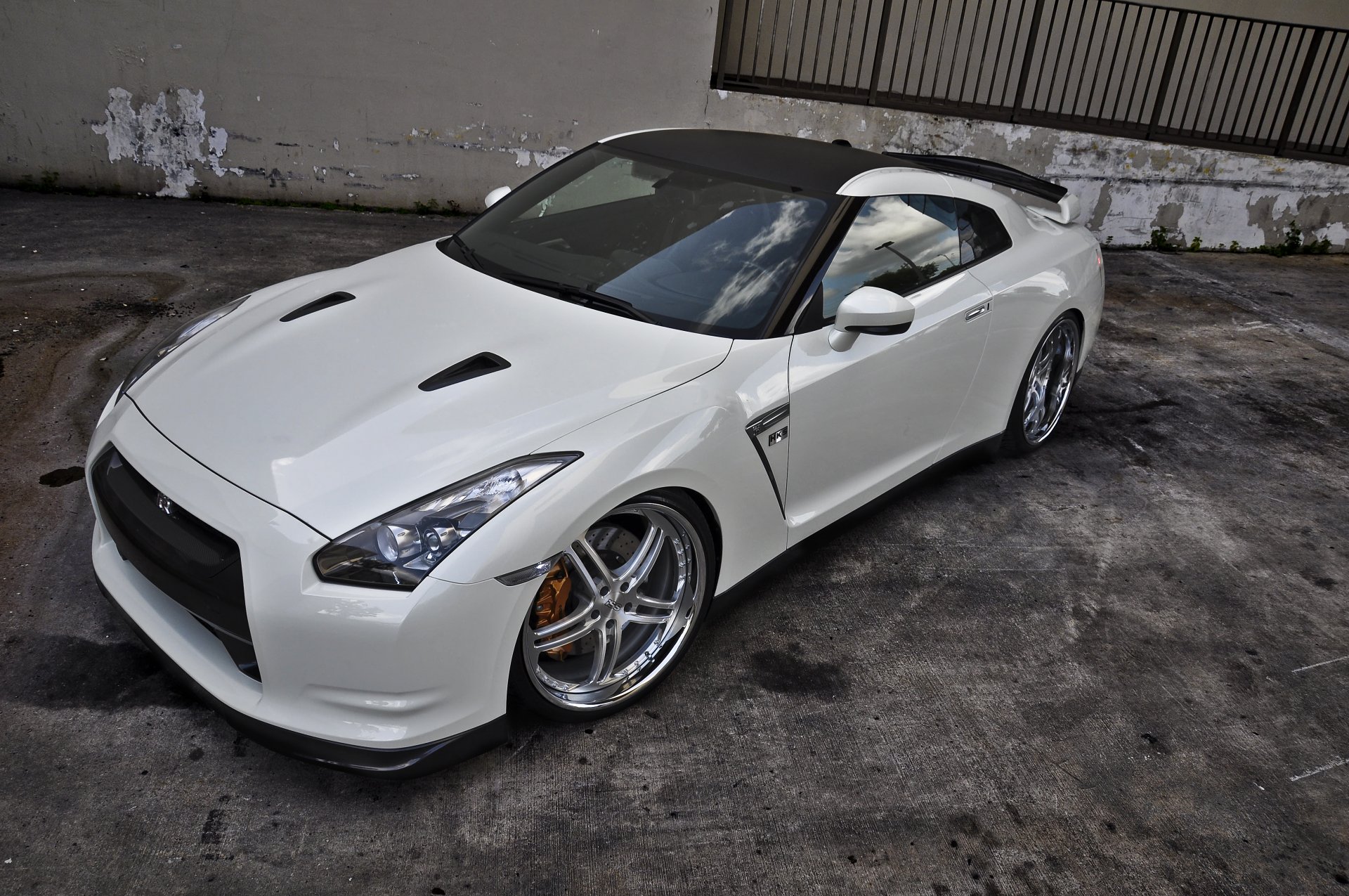 nissan gtr r35 blanc roues bâtiment nissan gtr jantes toit noir