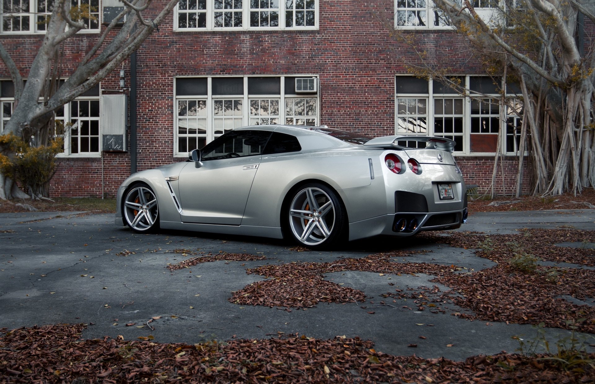 nissan brt r35 argenté nissan gtr argent vue arrière aile bâtiment fenêtre arbres feuilles