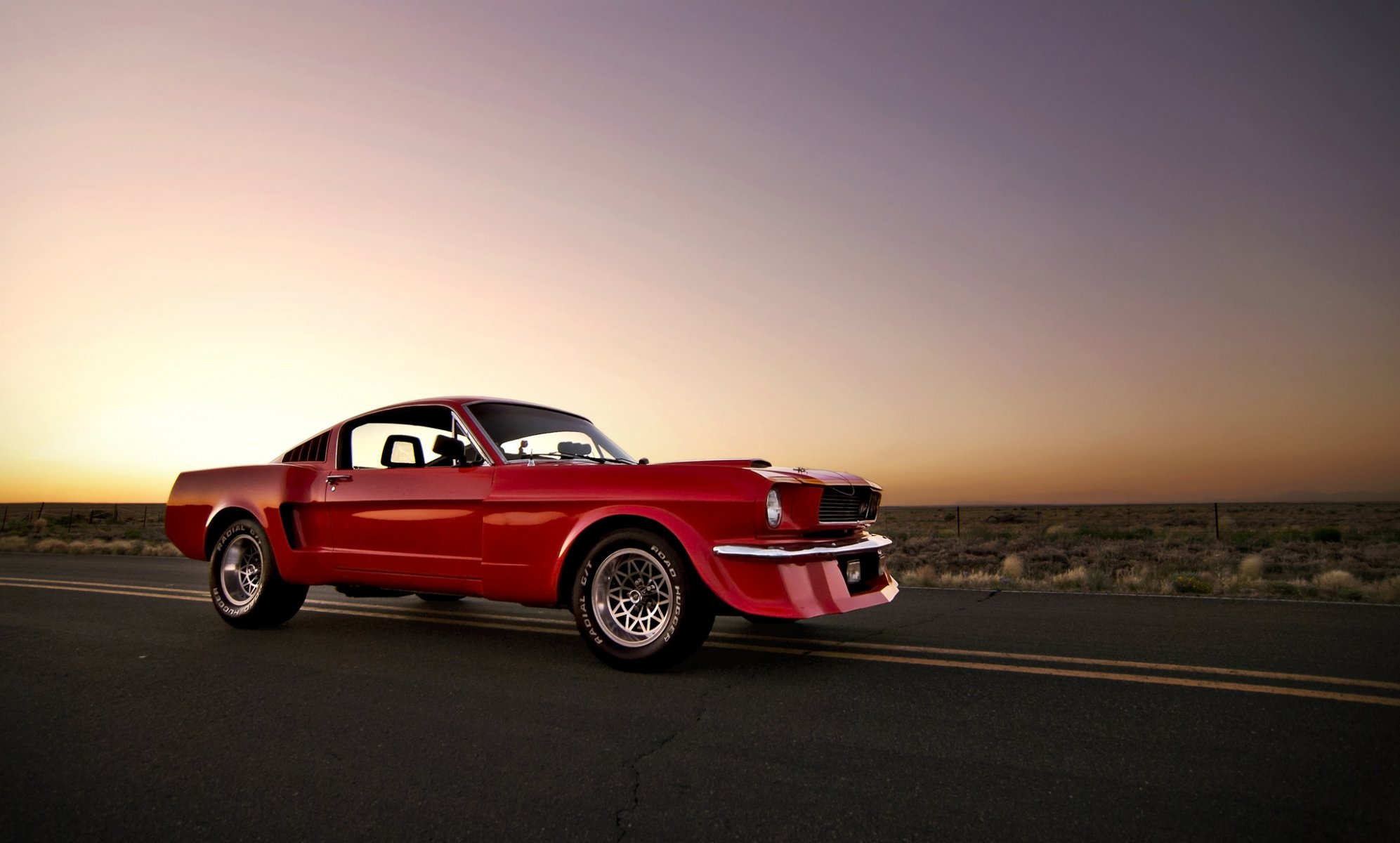 ford mustang coche del músculo rojo frente coche del músculo rojo sol puesta de sol