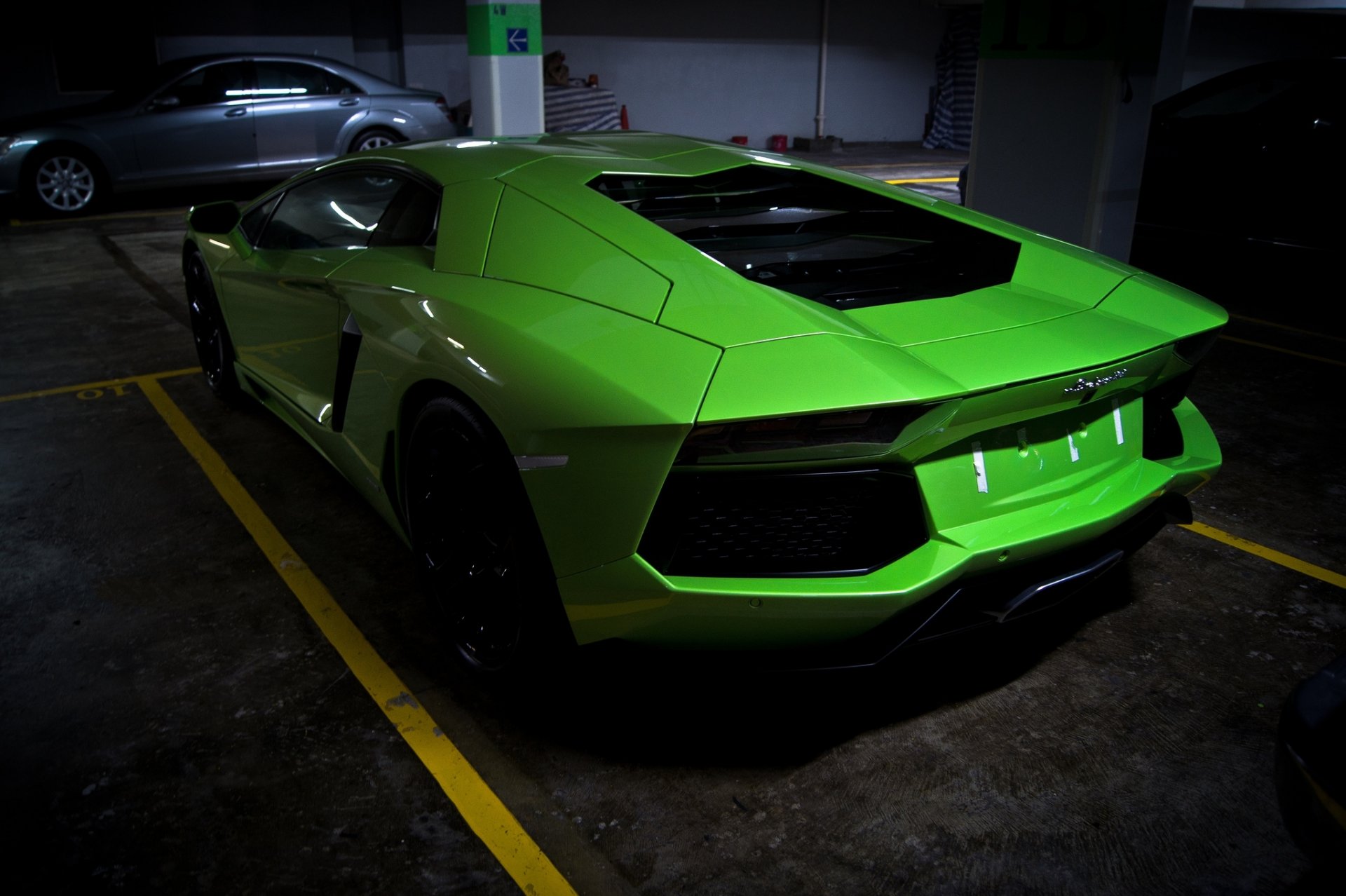 lamborghini aventador lp700-4 zielony lamborghini aventador tył parking