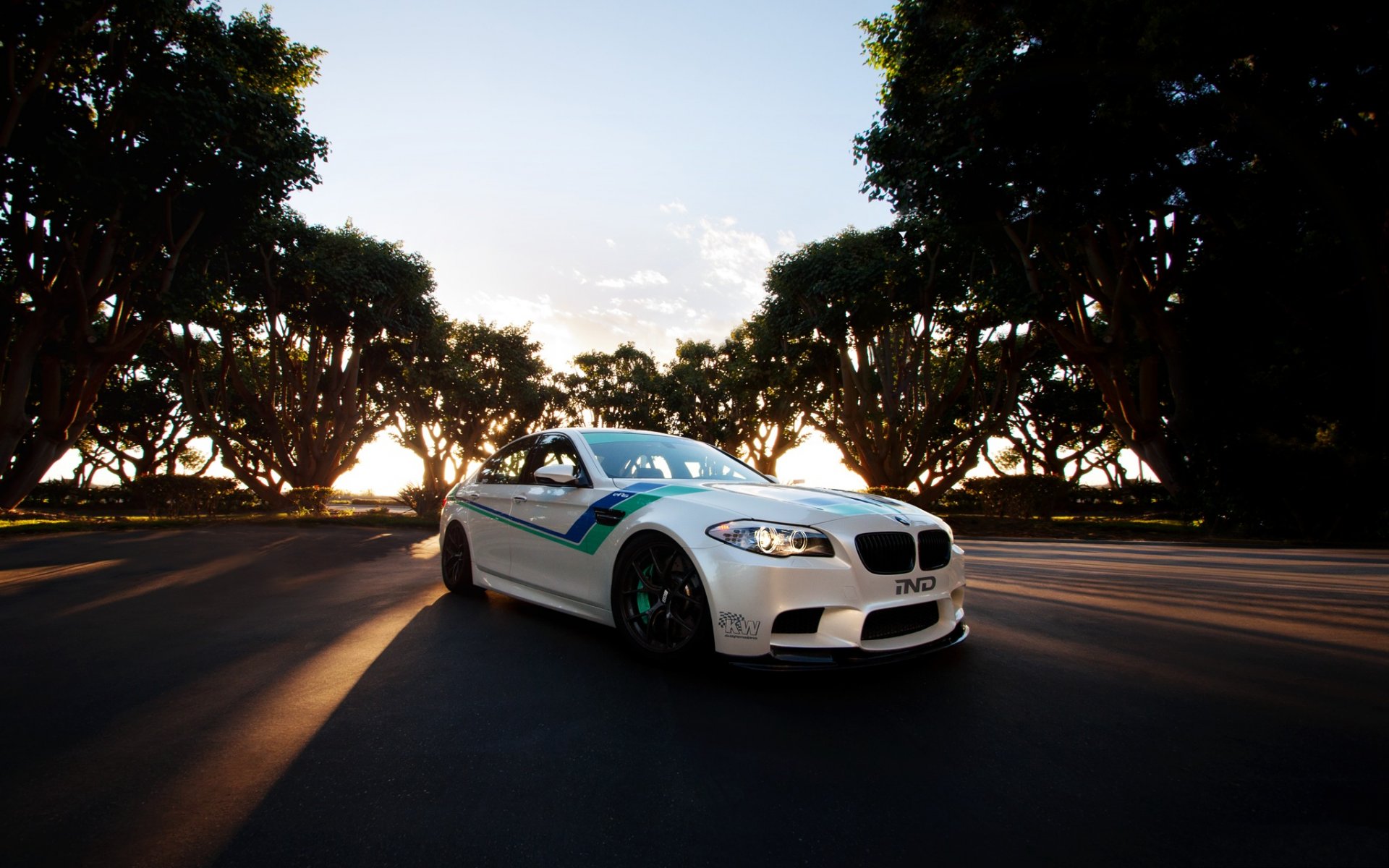 bmw m5 f10 bianco bmw vista frontale tramonto alberi cielo nuvole