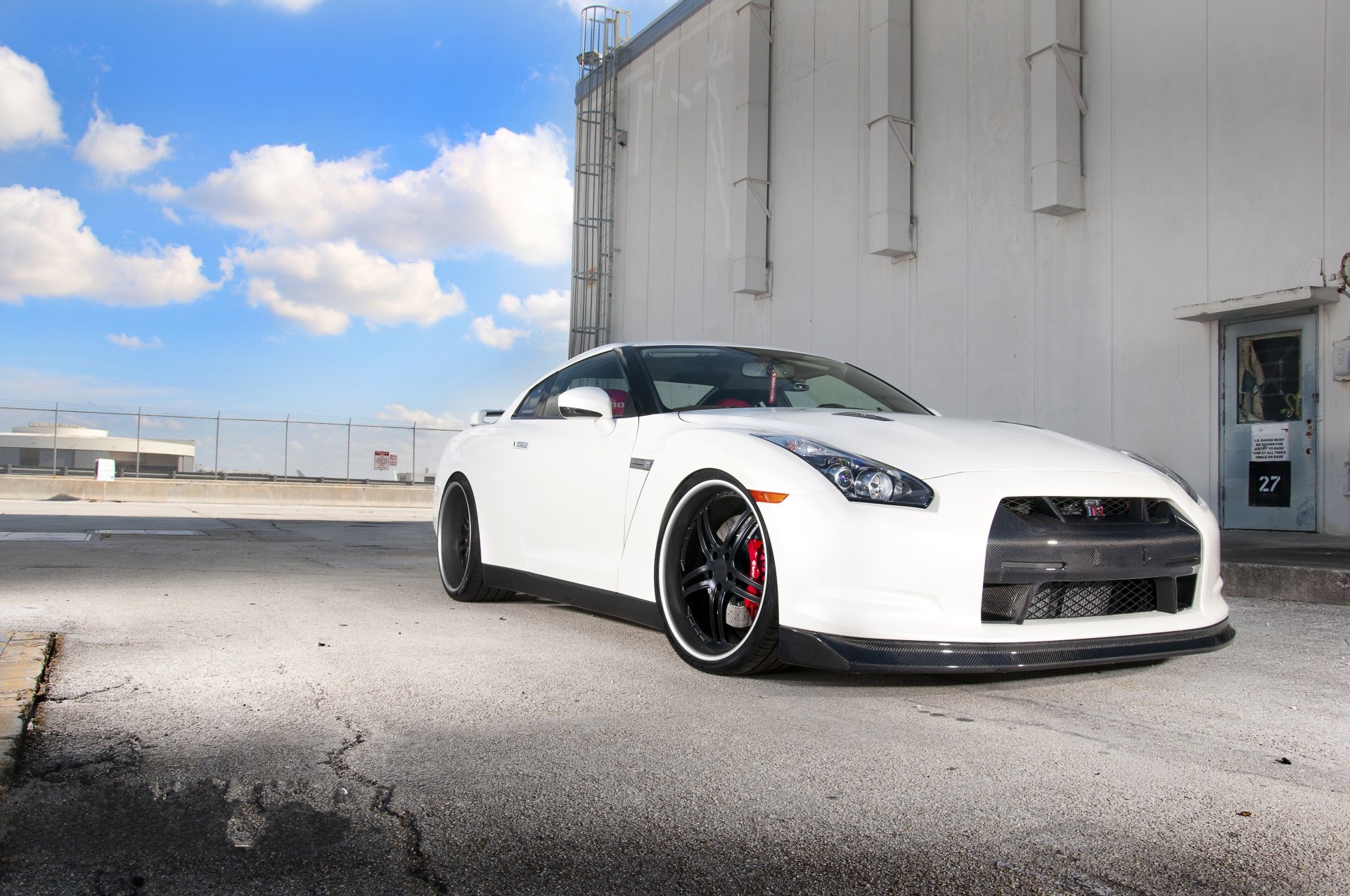 nissan gtr r35 blanco nissan gtr edificio puerta escalera cielo nubes esgrima