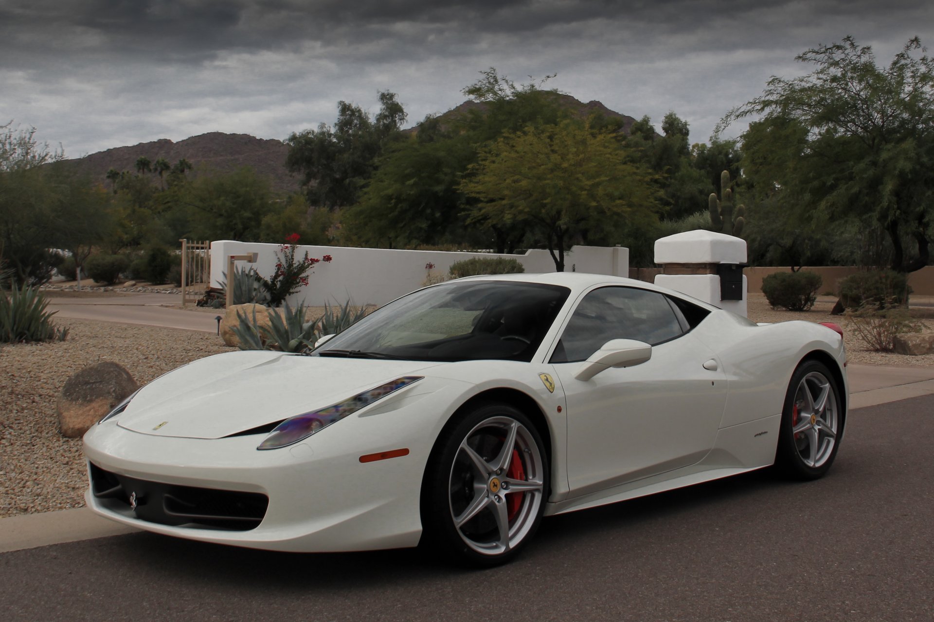 ferrari 458 italia blanco montañas ferrari italia blanco árboles cielo nubes