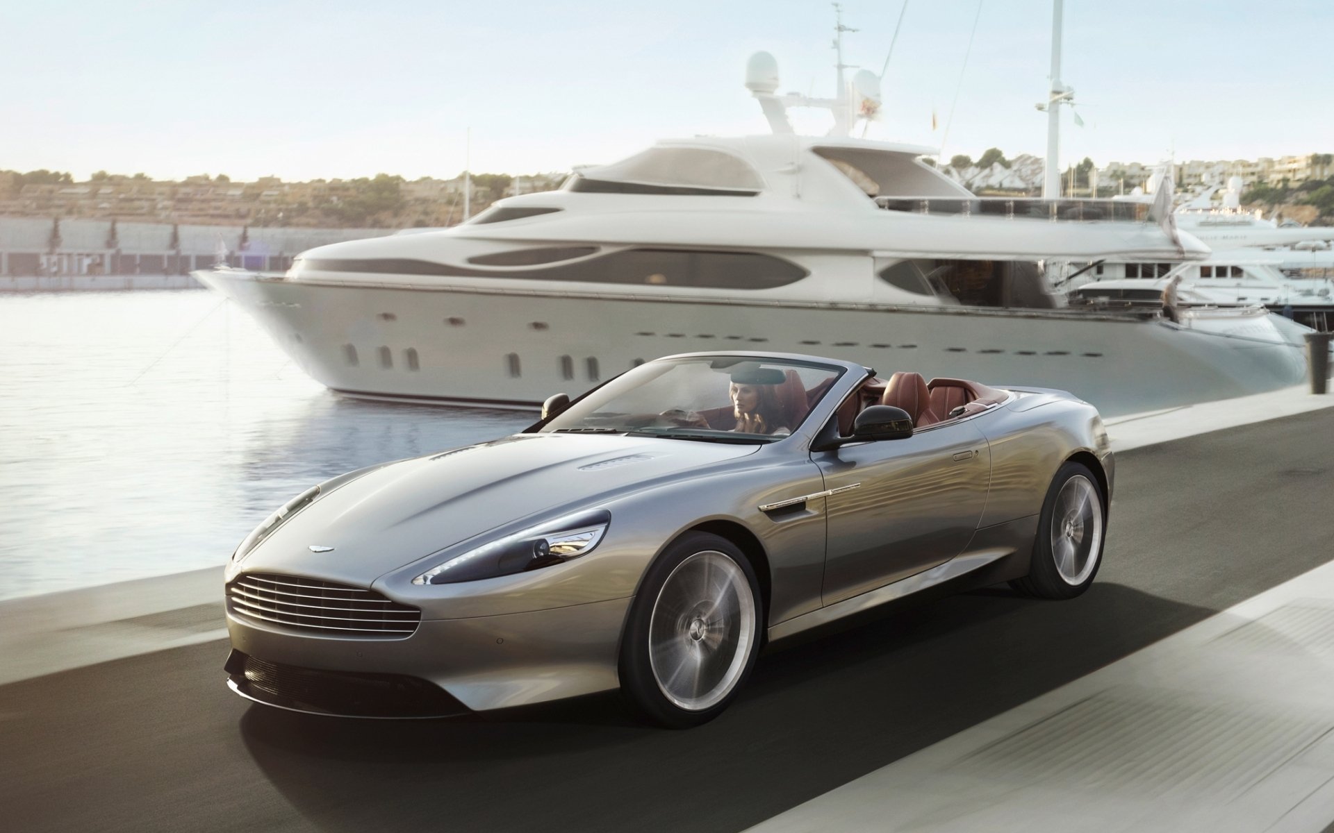 aston martin db9 volante aston martin.db9 volante convertibile anteriore ragazza lungomare yacht sfondo