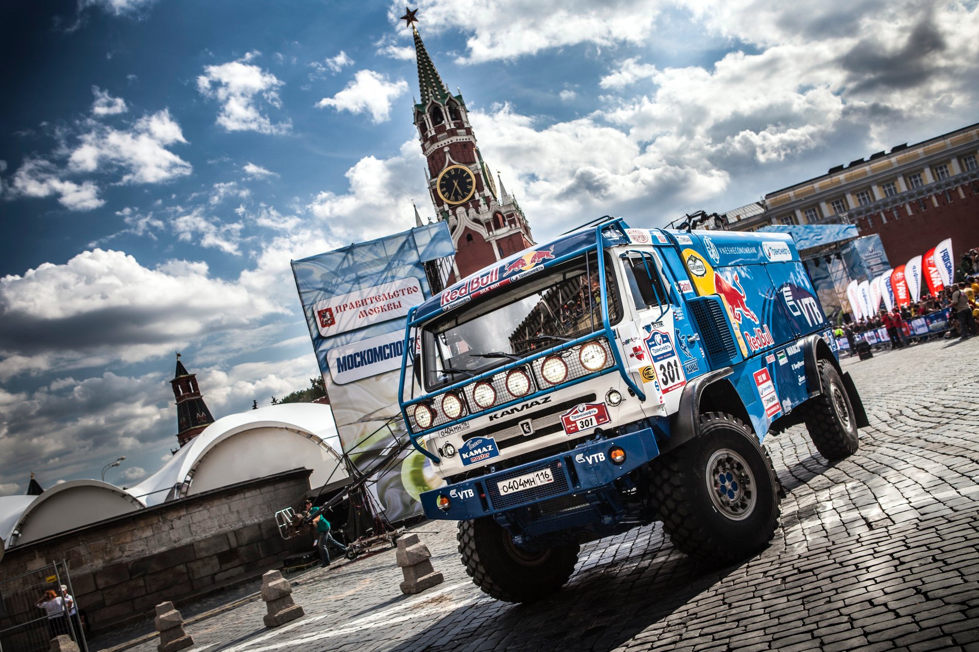 kamaz ciężarówka dakar niebieski czerwony byk auto samochód sport dzień rajd przód miasto moskwa kostka brukowa niebo chmury