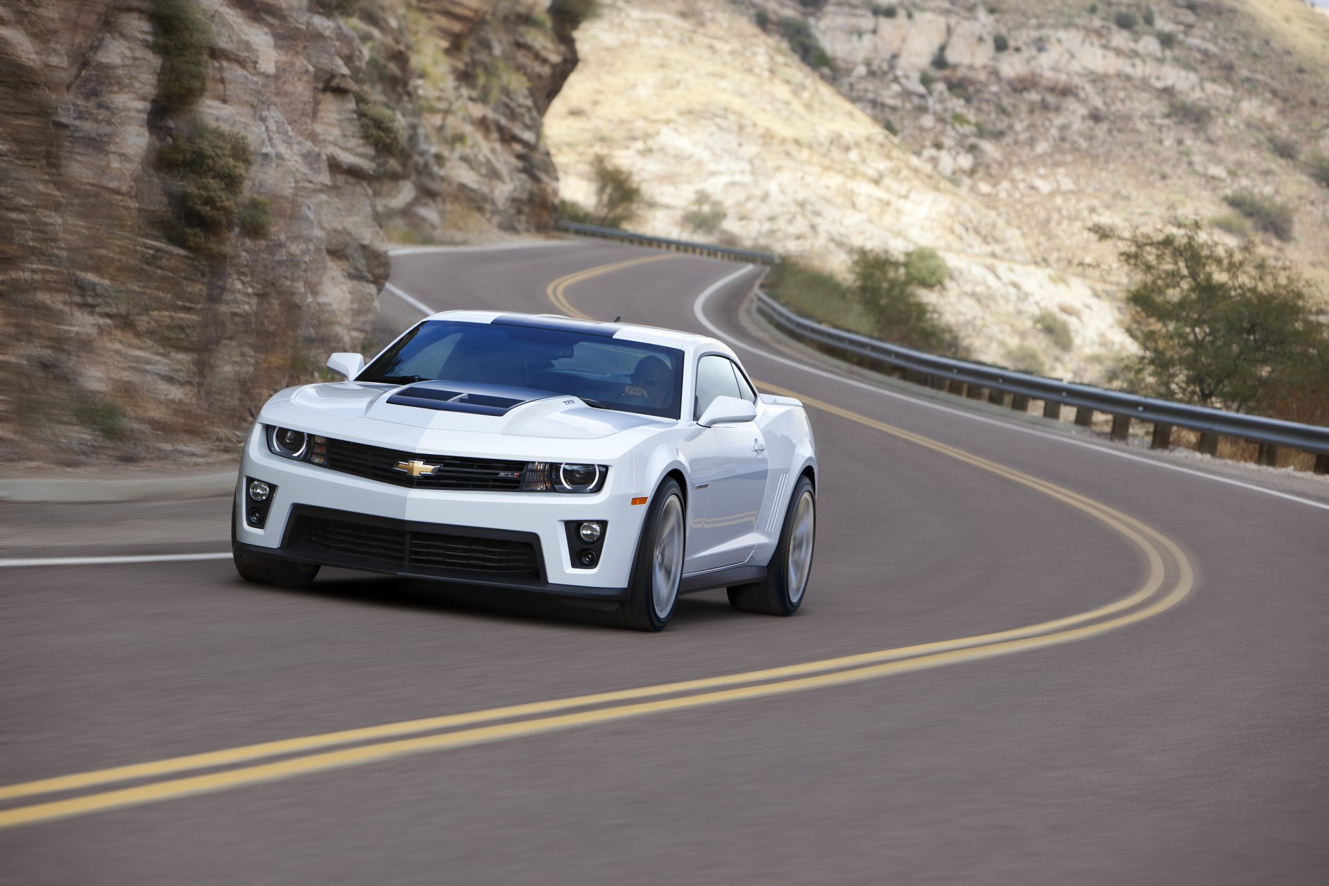 chevrolet camaro zl1 bianco strada chevrolet camaro zl1 segnaletica orizzontale svolta roccia urto