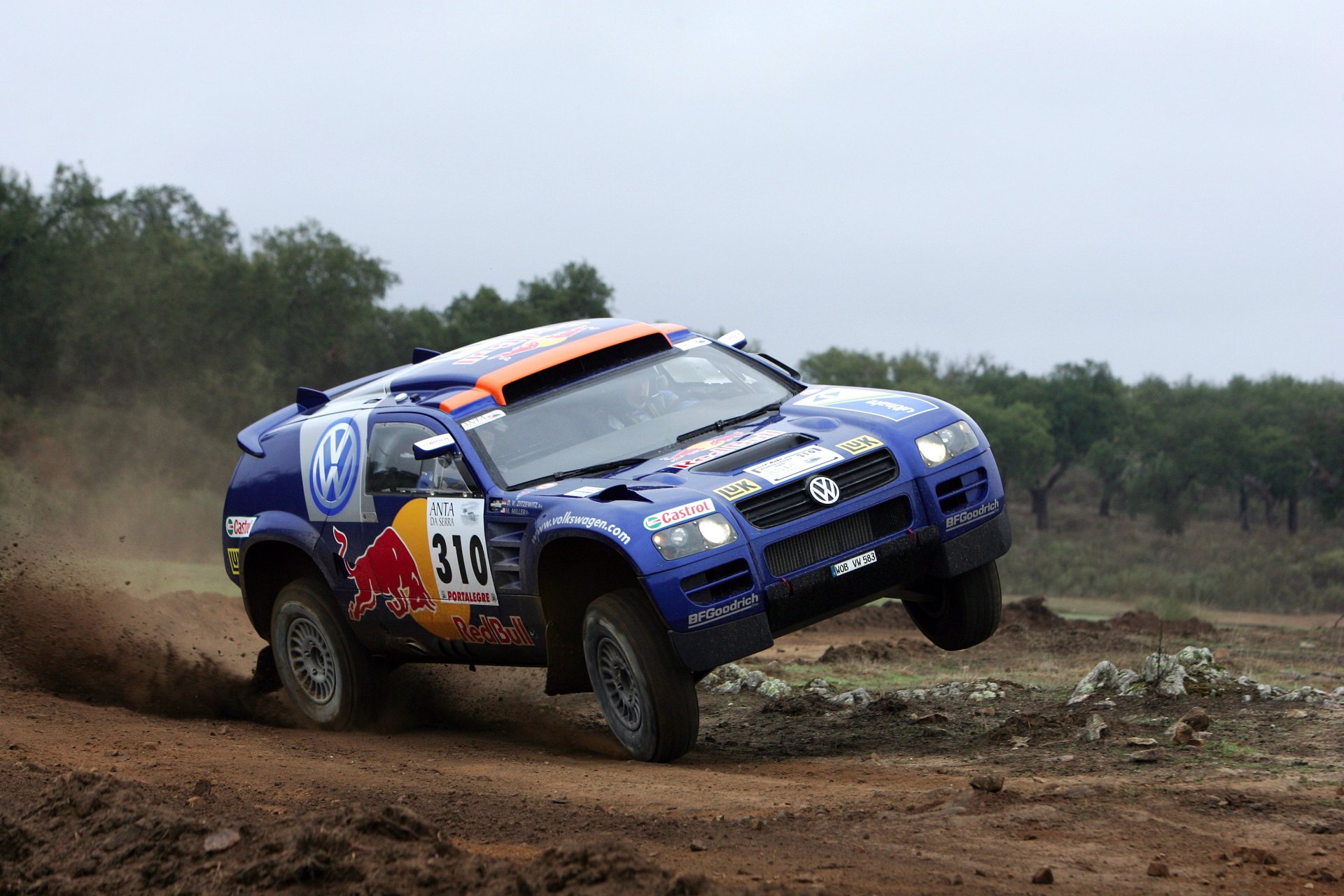 volkswagen tuareg niebieski dakar rajd wyścig sport