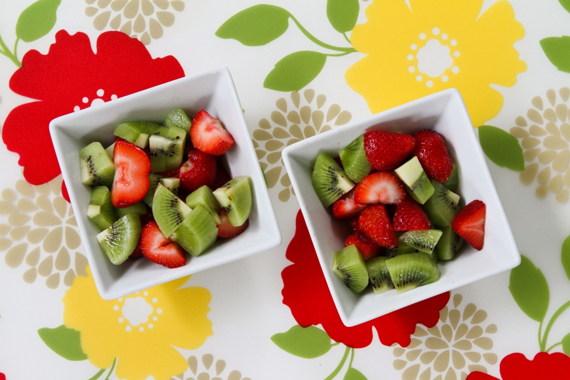 kiwi ensalada de frutas fresas flores