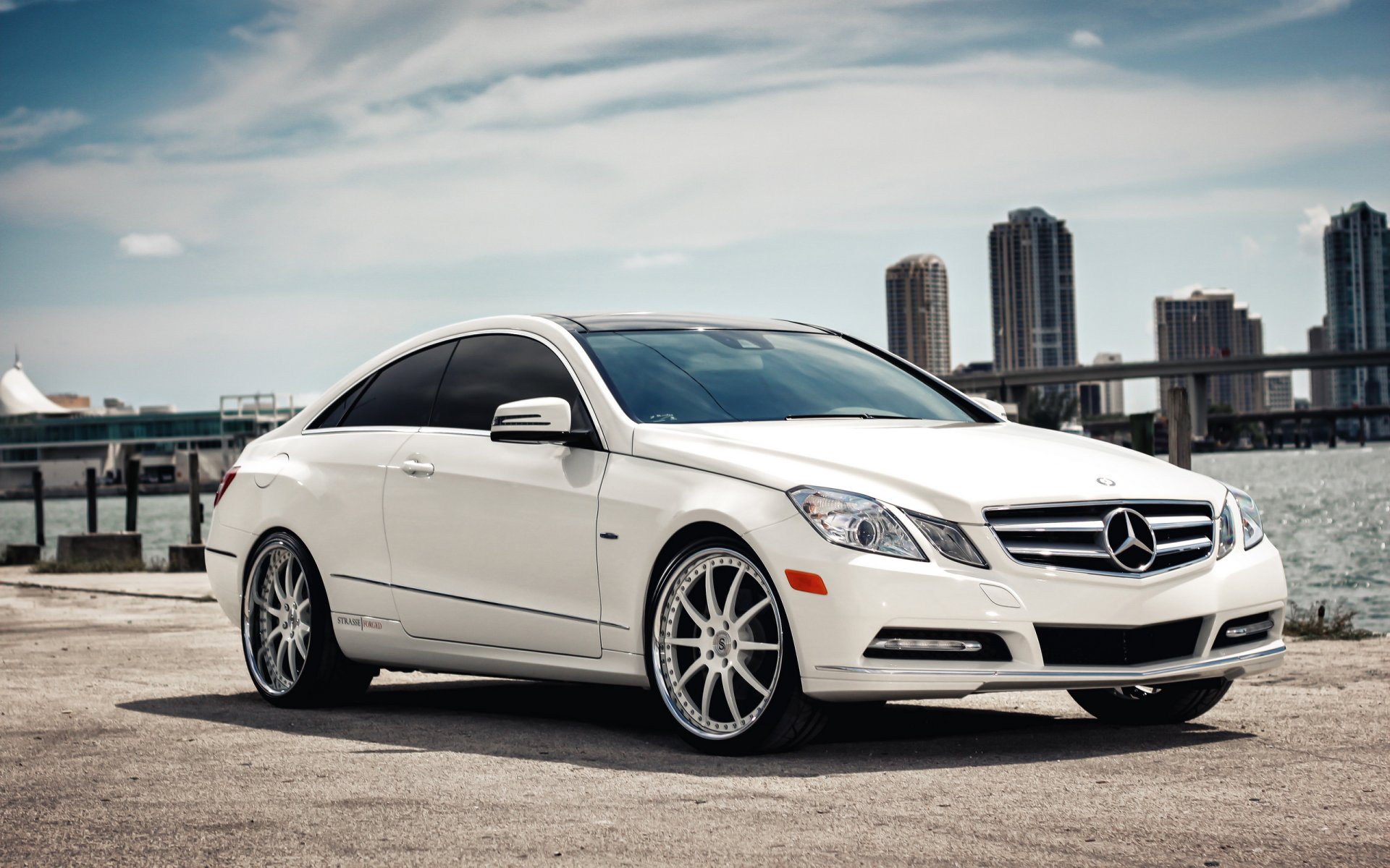 mercedes benz e-class coupe coupé rascacielos