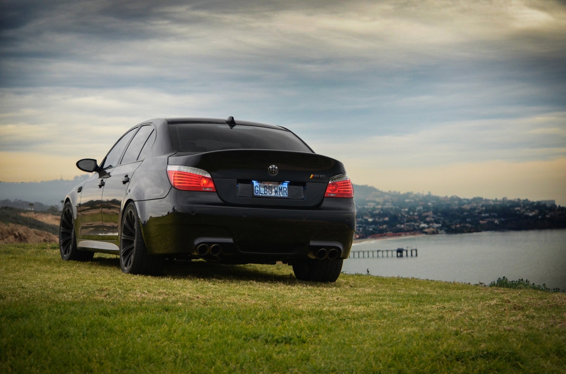 bmw m5 e60 czarny bmw tylne światło reflektorów niebo chmury trawa